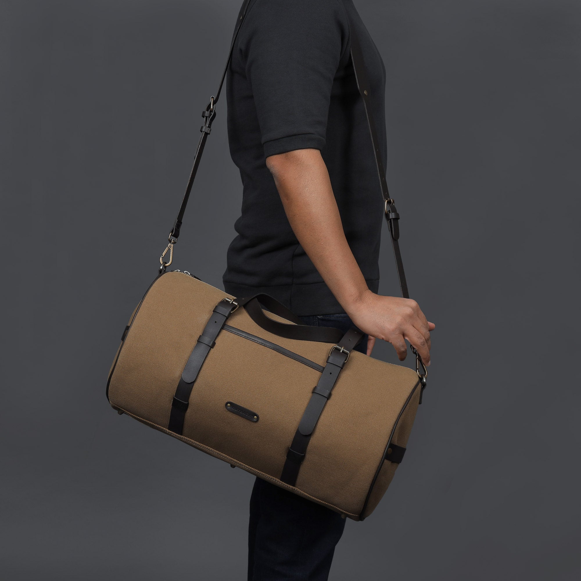 Miami Canvas Gym Bag featuring durable cotton canvas, leather straps, and spacious compartments for gym essentials.