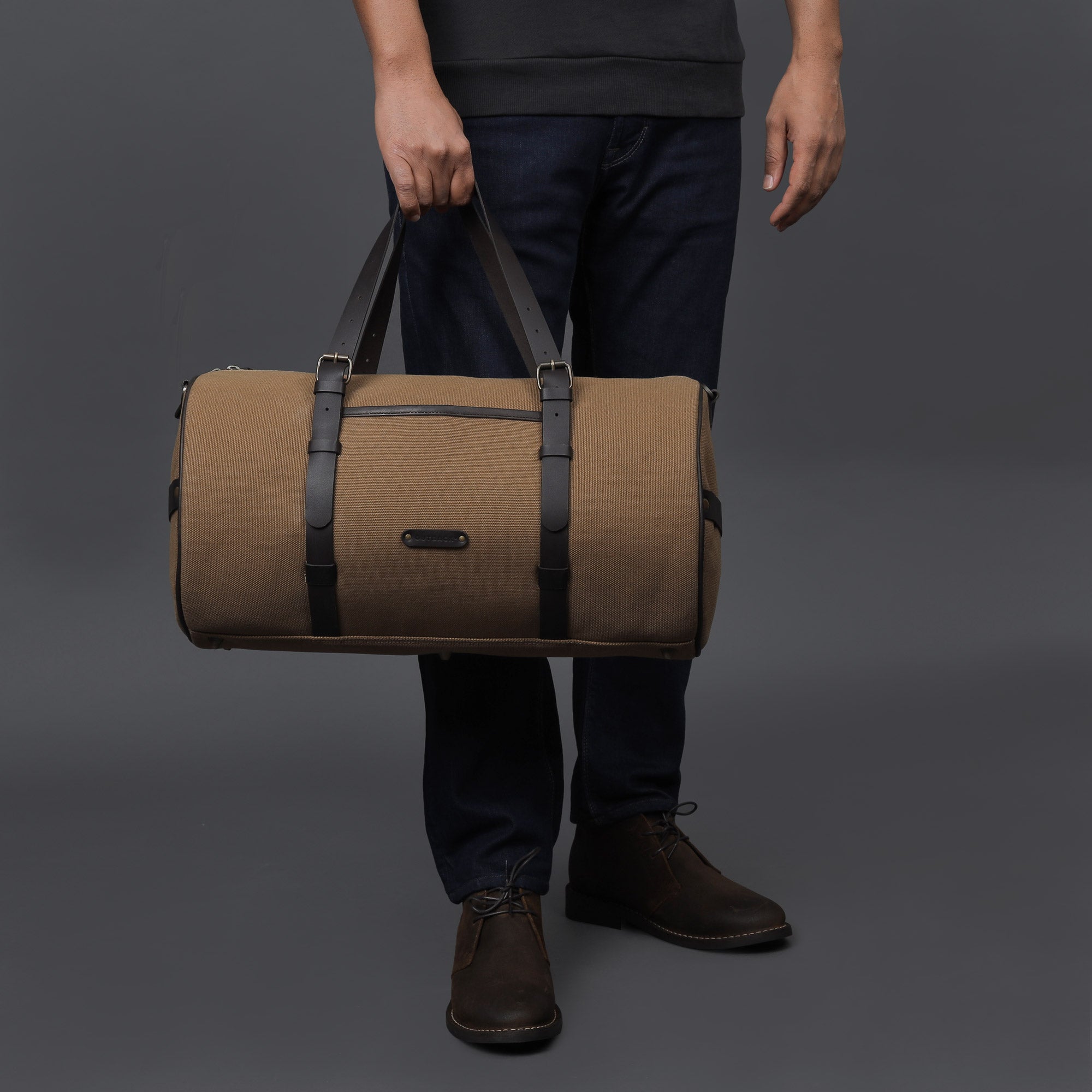 Miami Canvas Gym Bag featuring durable cotton canvas, leather straps, and spacious compartments for gym essentials.