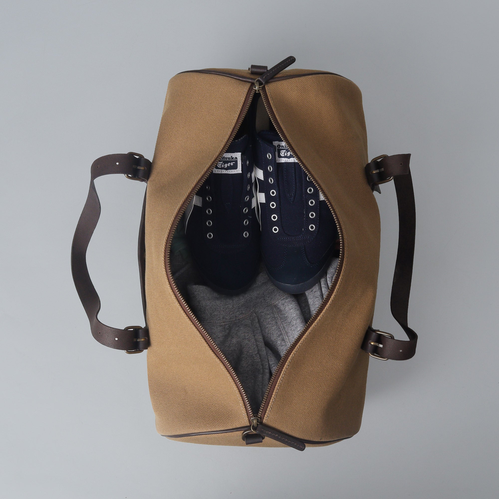 Miami Canvas Gym Bag featuring durable cotton canvas, leather straps, and spacious compartments for gym essentials.