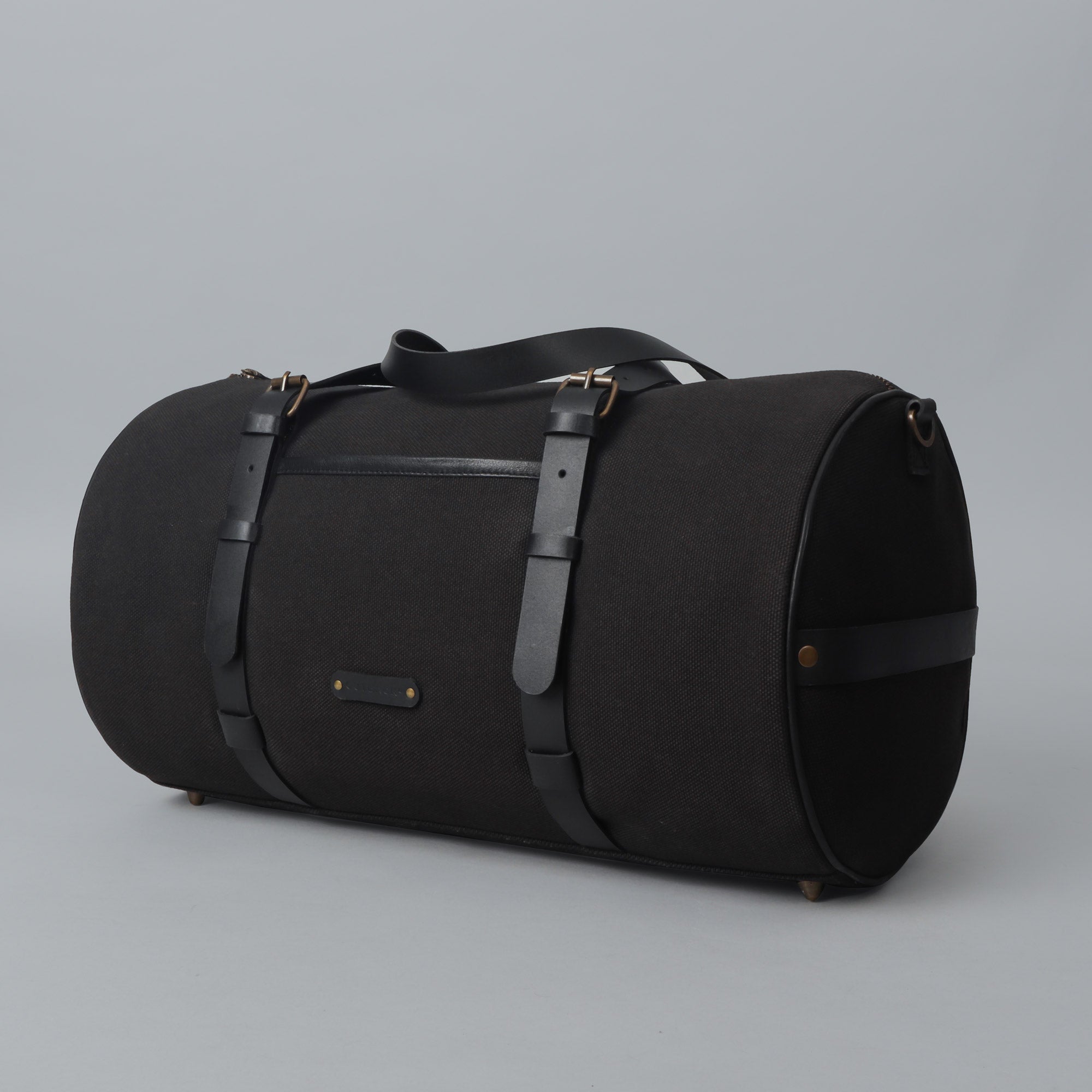 Miami Canvas Gym Bag featuring durable cotton canvas, leather straps, and spacious compartments for gym essentials.