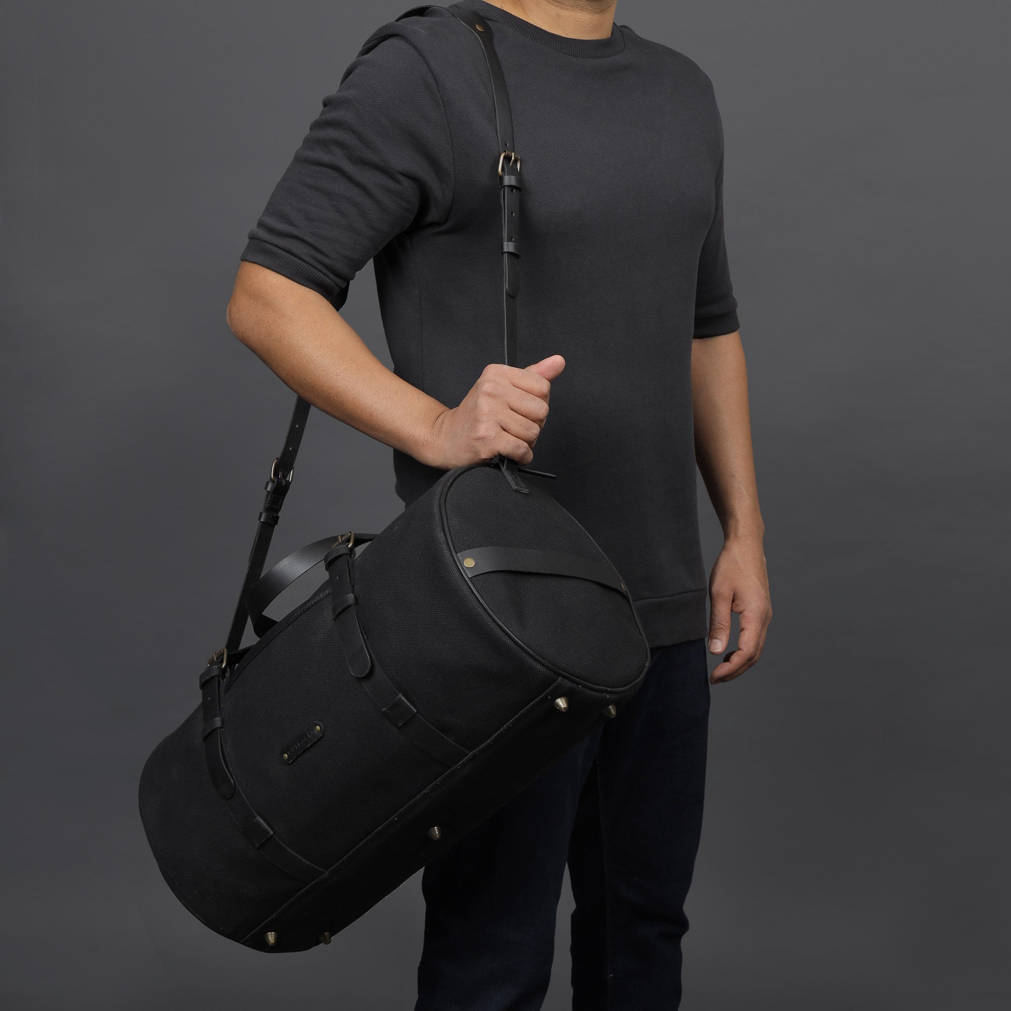 Miami Canvas Gym Bag featuring durable cotton canvas, leather straps, and spacious compartments for gym essentials.