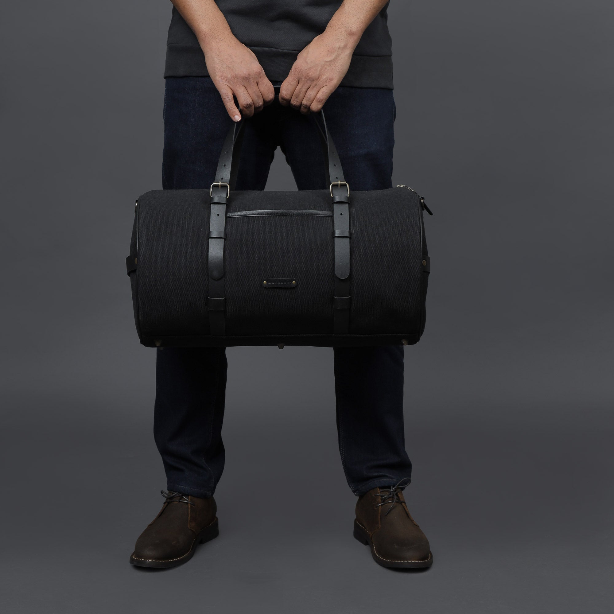 Miami Canvas Gym Bag featuring durable cotton canvas, leather straps, and spacious compartments for gym essentials.