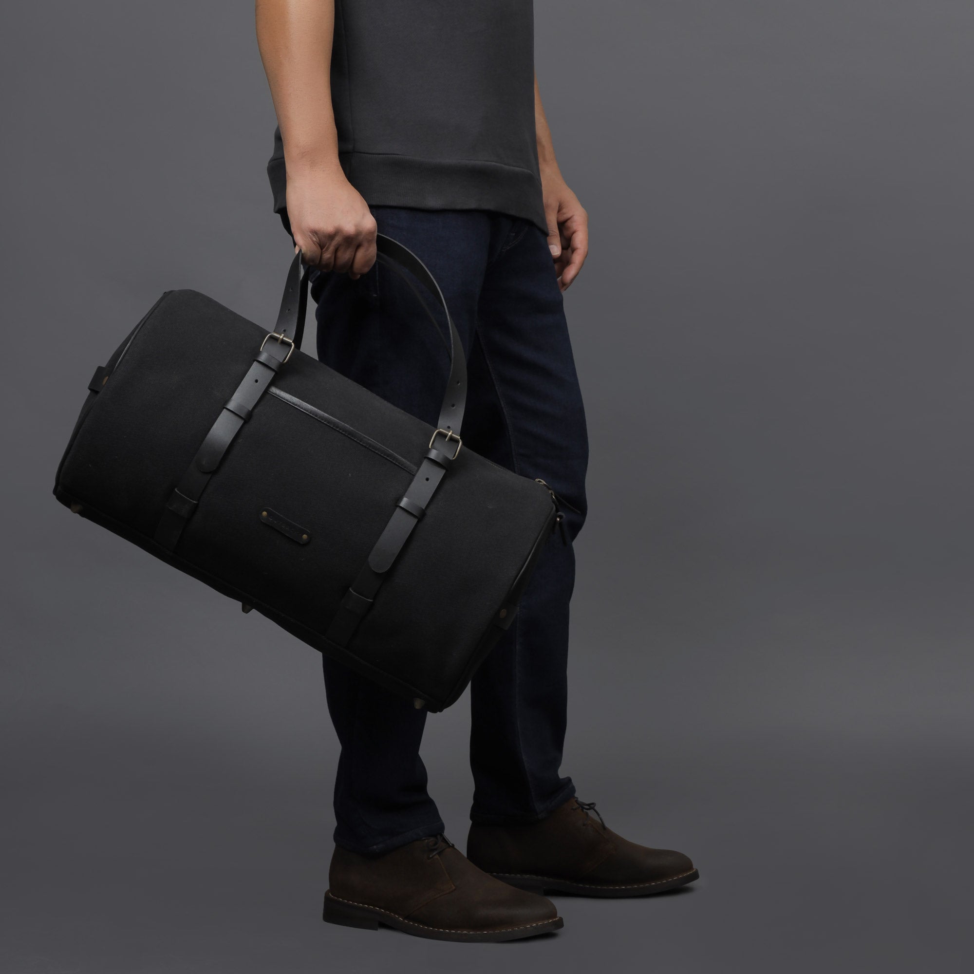 Miami Canvas Gym Bag featuring durable cotton canvas, leather straps, and spacious compartments for gym essentials.