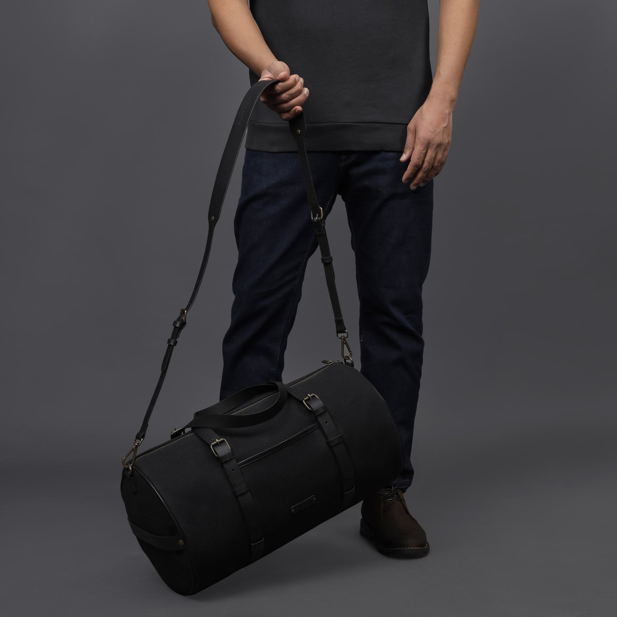 Miami Canvas Gym Bag featuring durable cotton canvas, leather straps, and spacious compartments for gym essentials.