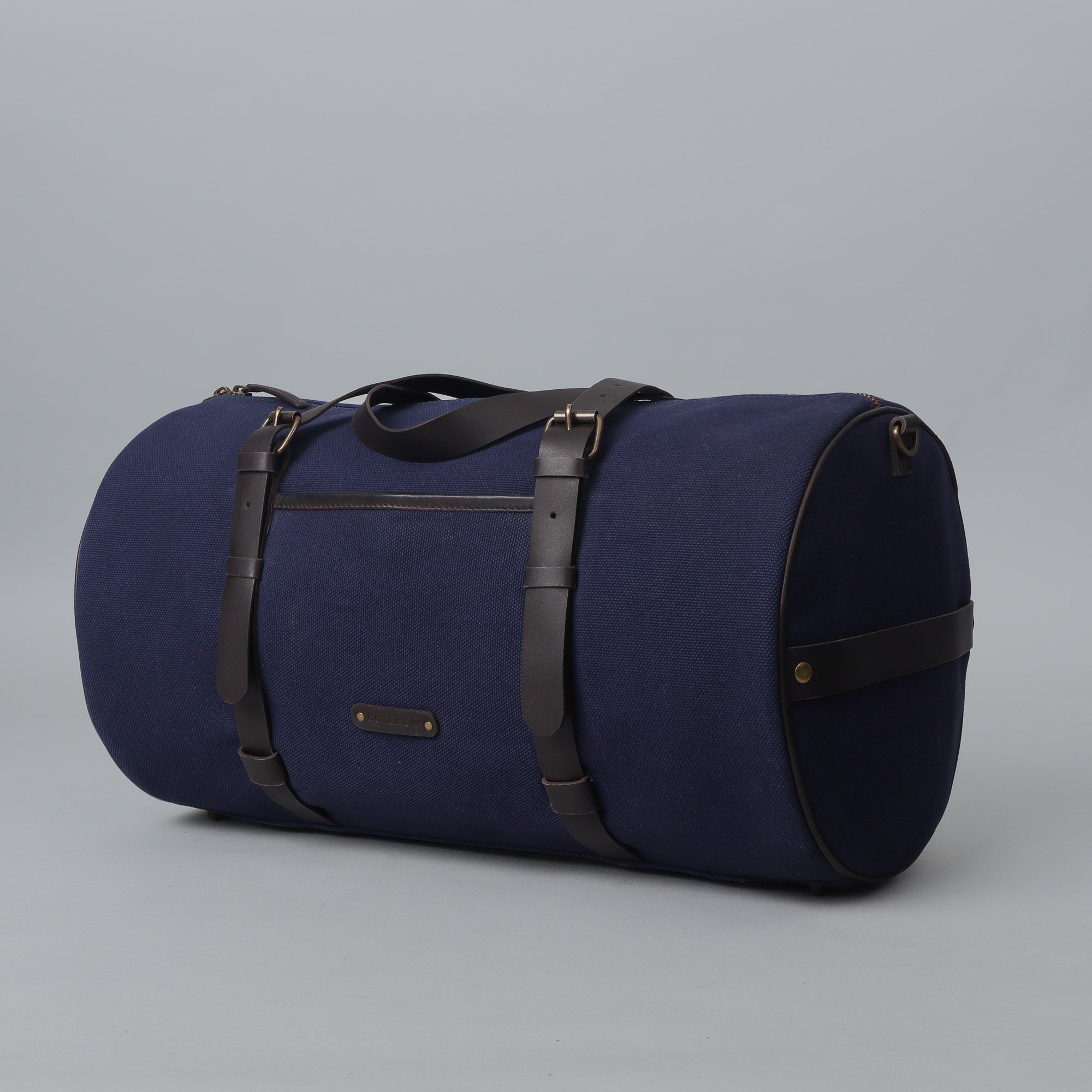 Miami Canvas Gym Bag featuring durable cotton canvas, leather straps, and spacious compartments for gym essentials.