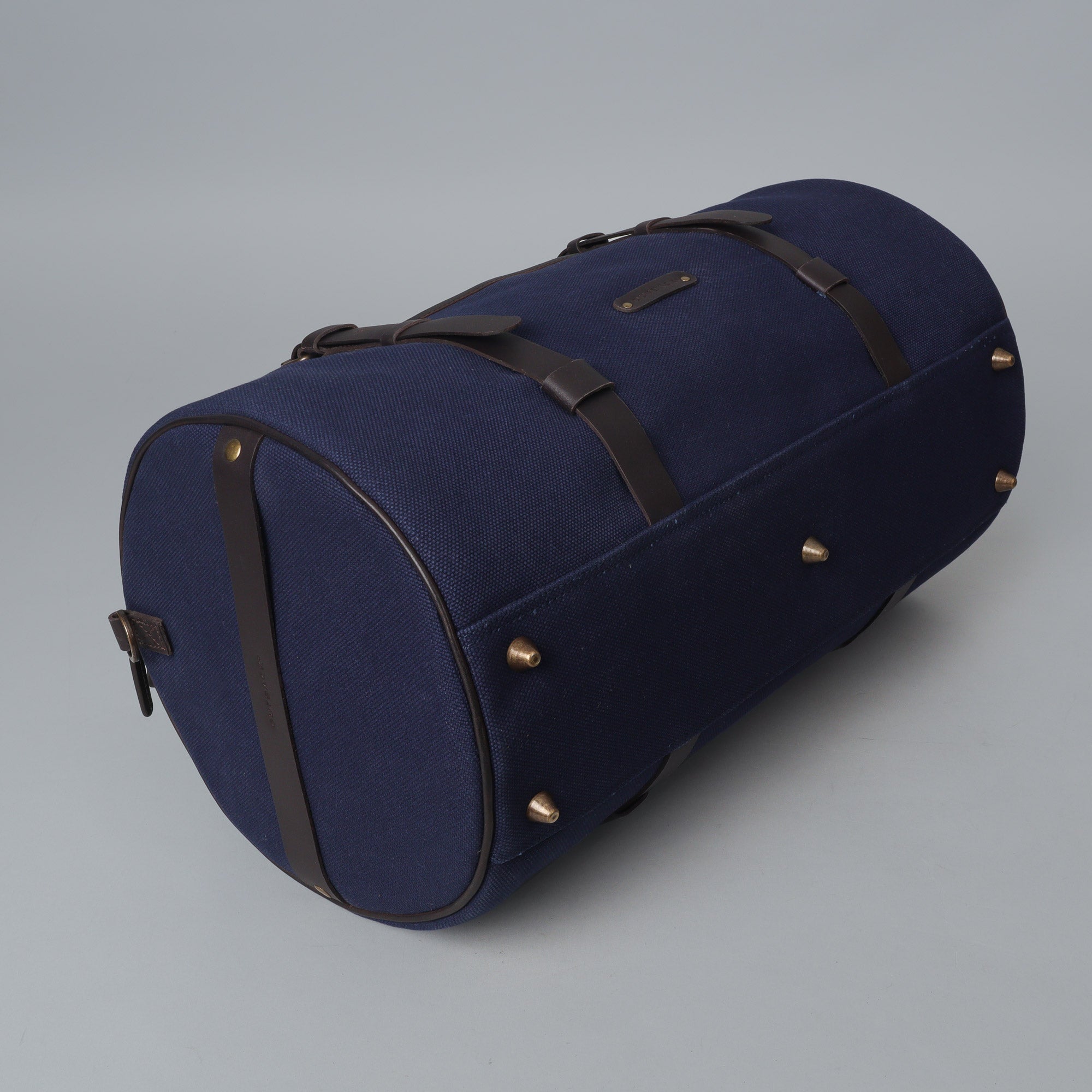 Miami Canvas Gym Bag featuring durable cotton canvas, leather straps, and spacious compartments for gym essentials.