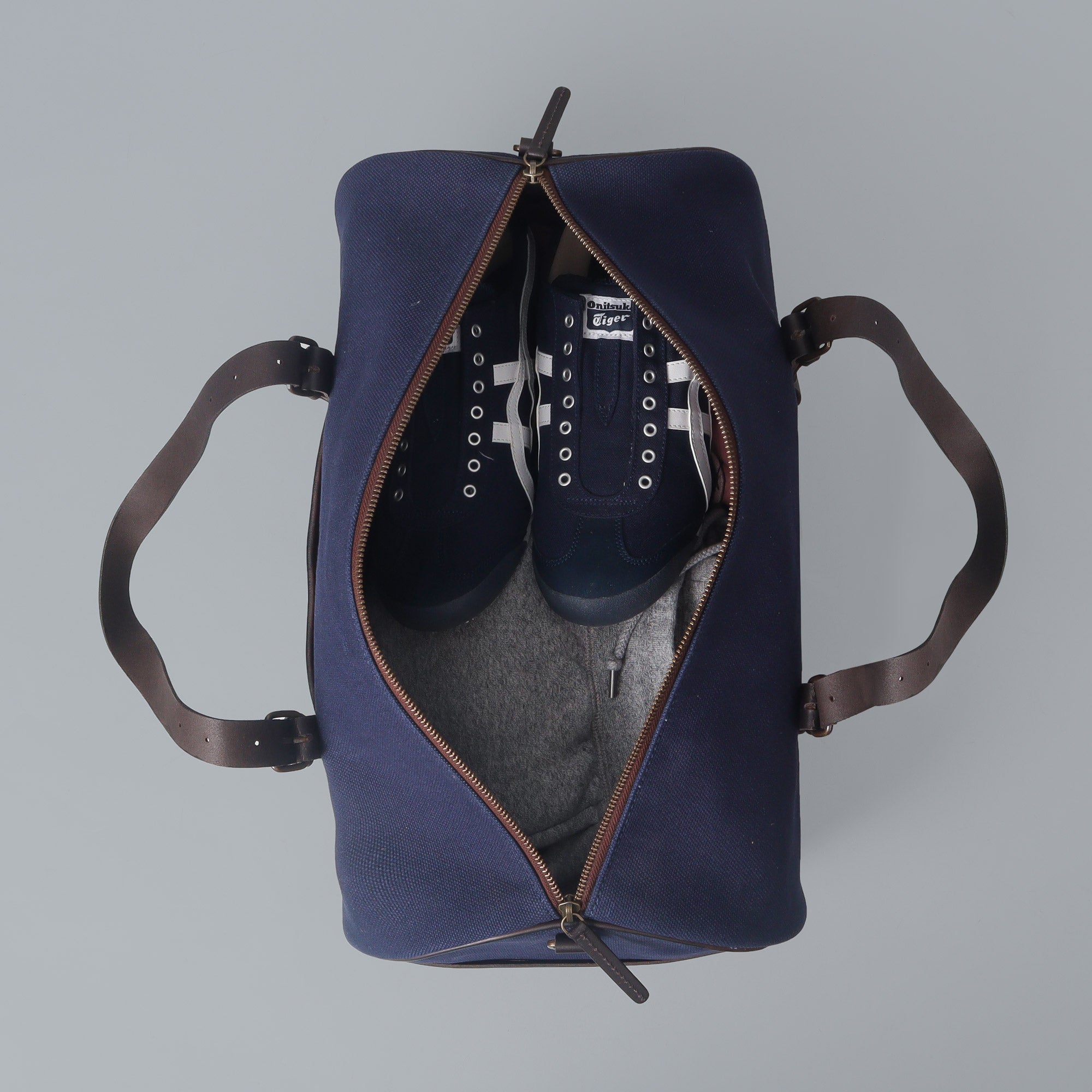 Miami Canvas Gym Bag featuring durable cotton canvas, leather straps, and spacious compartments for gym essentials.