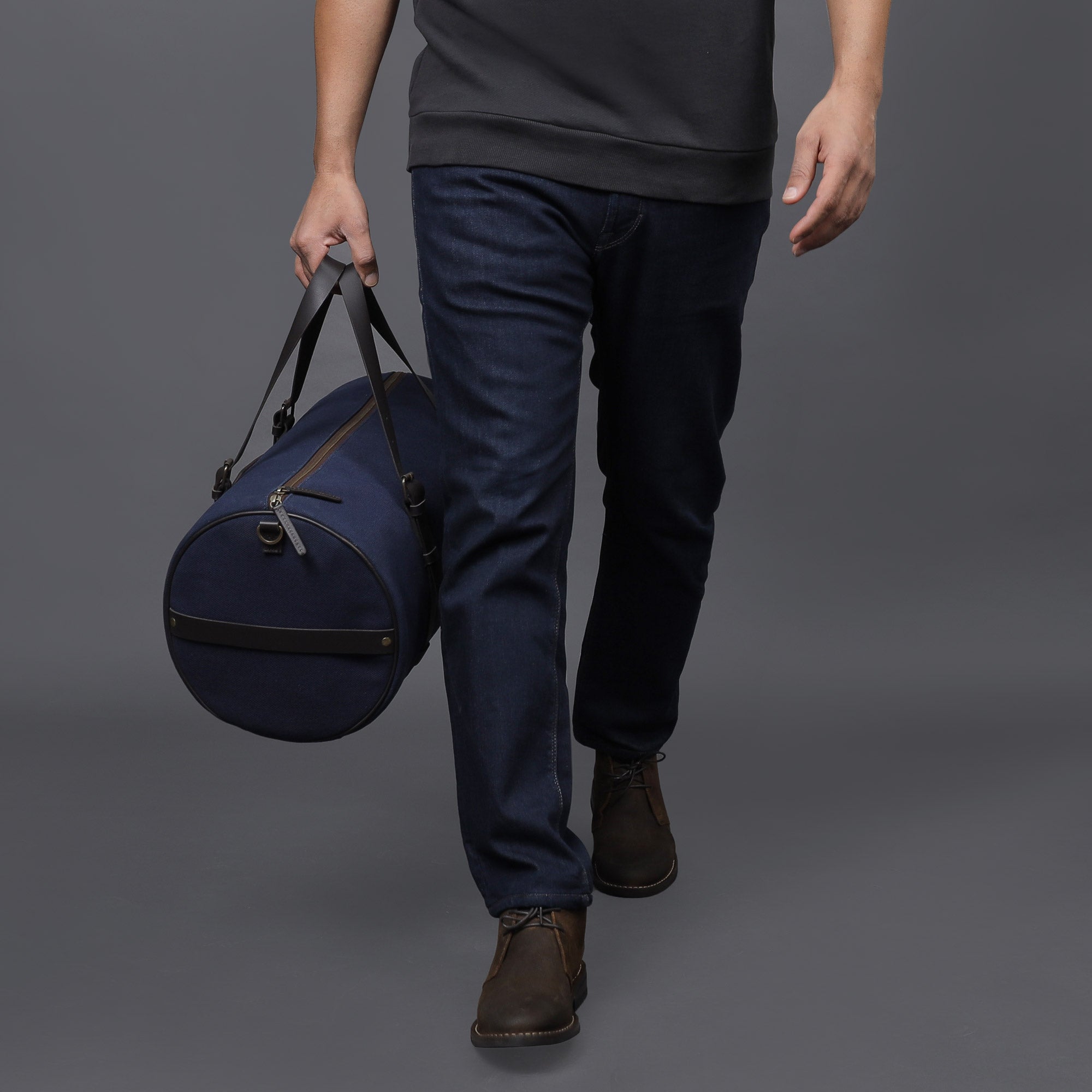 Miami Canvas Gym Bag featuring durable cotton canvas, leather straps, and spacious compartments for gym essentials.