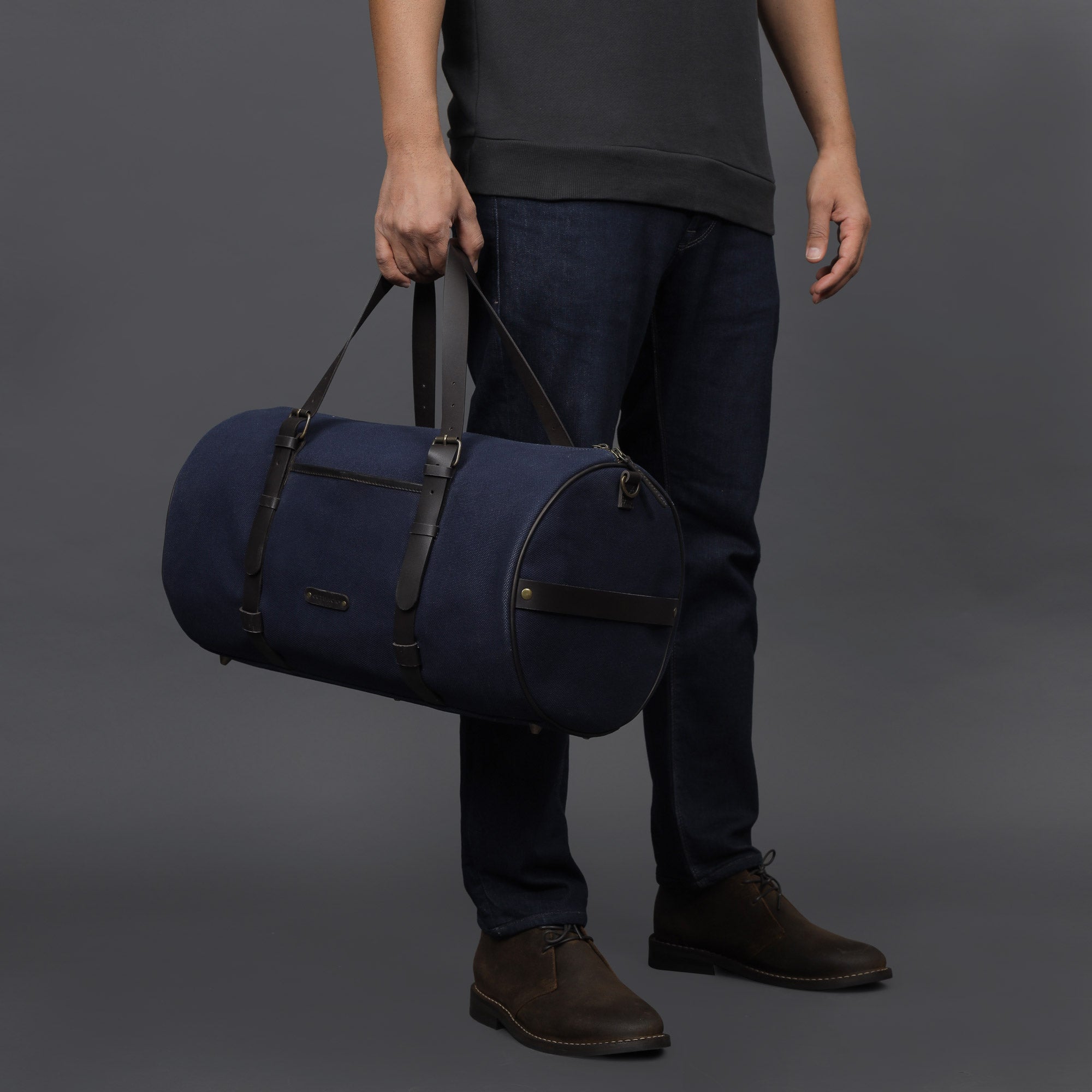 Miami Canvas Gym Bag featuring durable cotton canvas, leather straps, and spacious compartments for gym essentials.