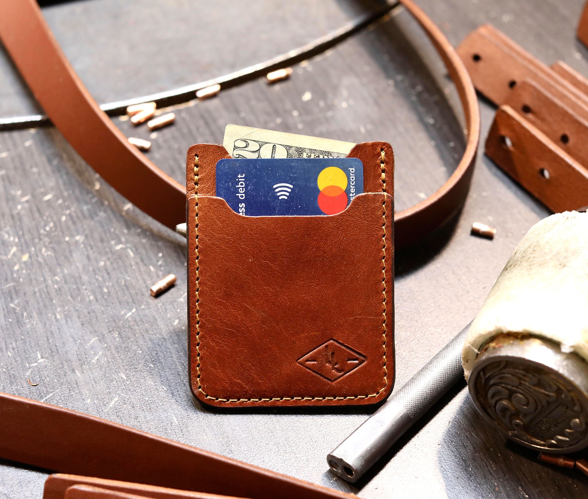 Minimalist Wallet 2.0 made of authentic full grain leather, featuring a slim design with two pockets and personalized options.