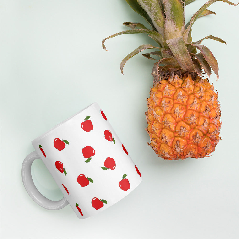 Mug Blanc Pommes en céramique avec impression vive, idéal pour café et thé.