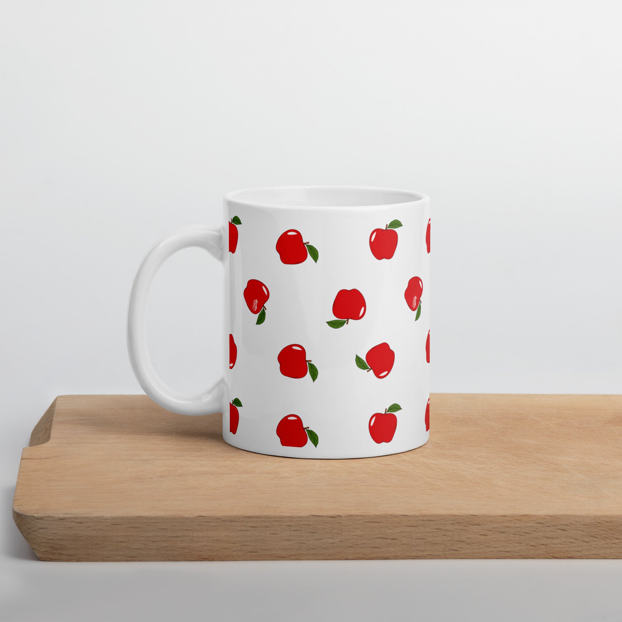 Mug Blanc Pommes en céramique avec impression vive, idéal pour café et thé.