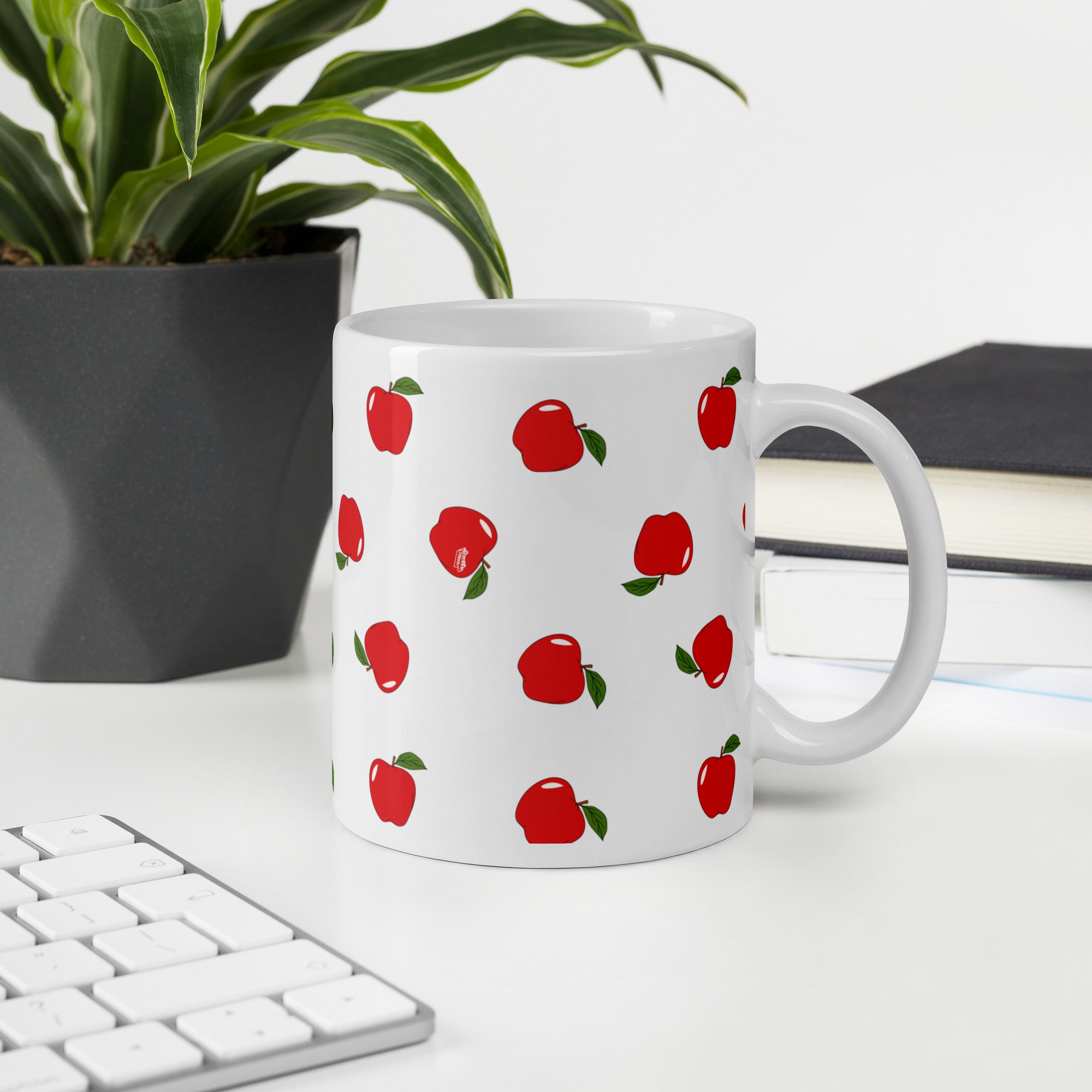 Mug Blanc Pommes en céramique avec impression vive, idéal pour café et thé.