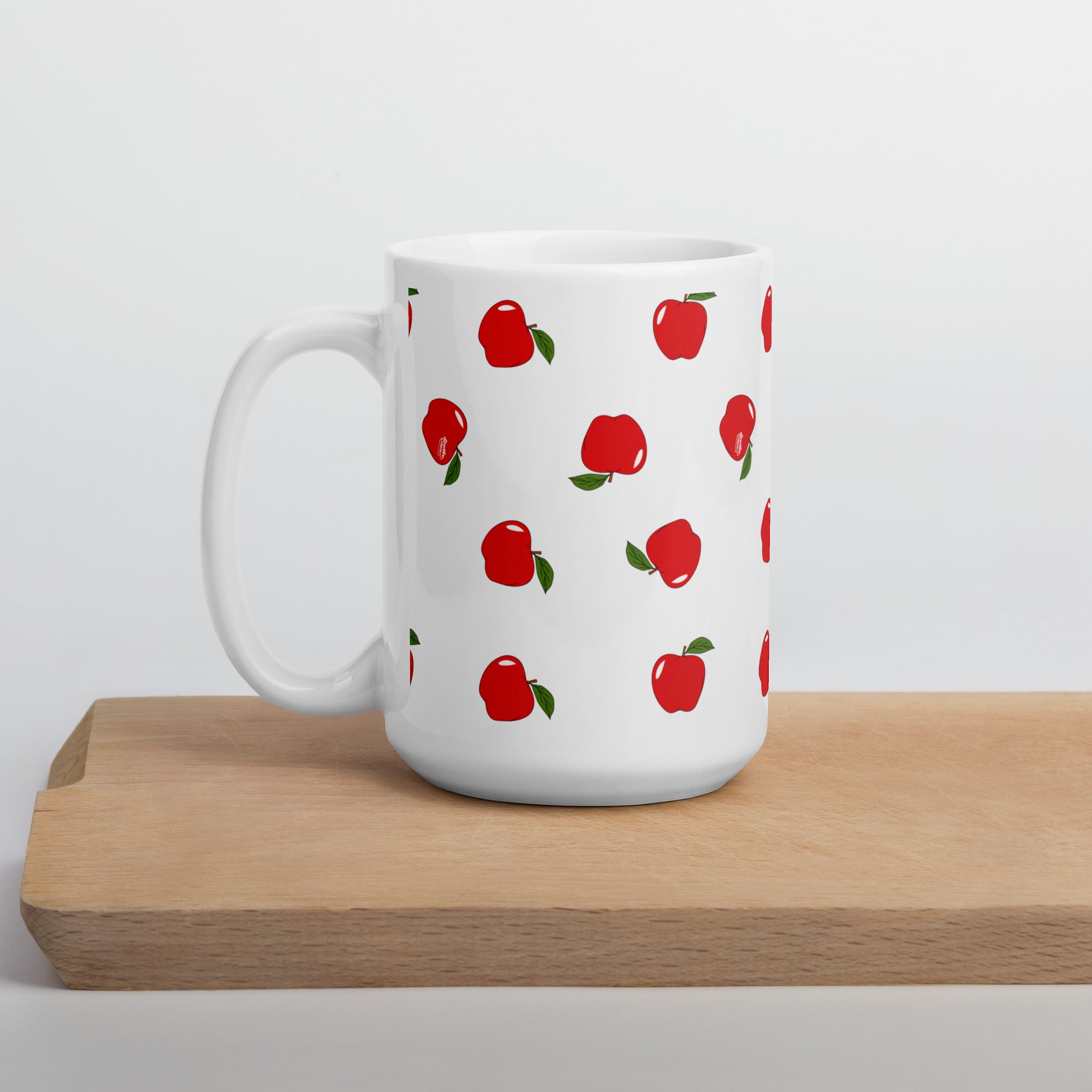 Mug Blanc Pommes en céramique avec impression vive, idéal pour café et thé.