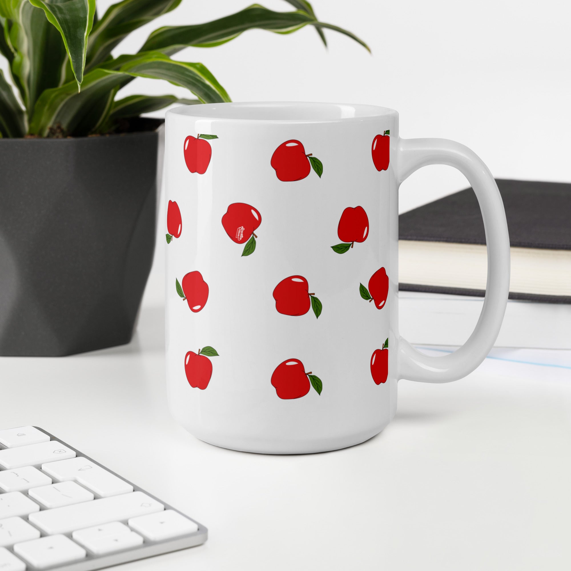 Mug Blanc Pommes en céramique avec impression vive, idéal pour café et thé.