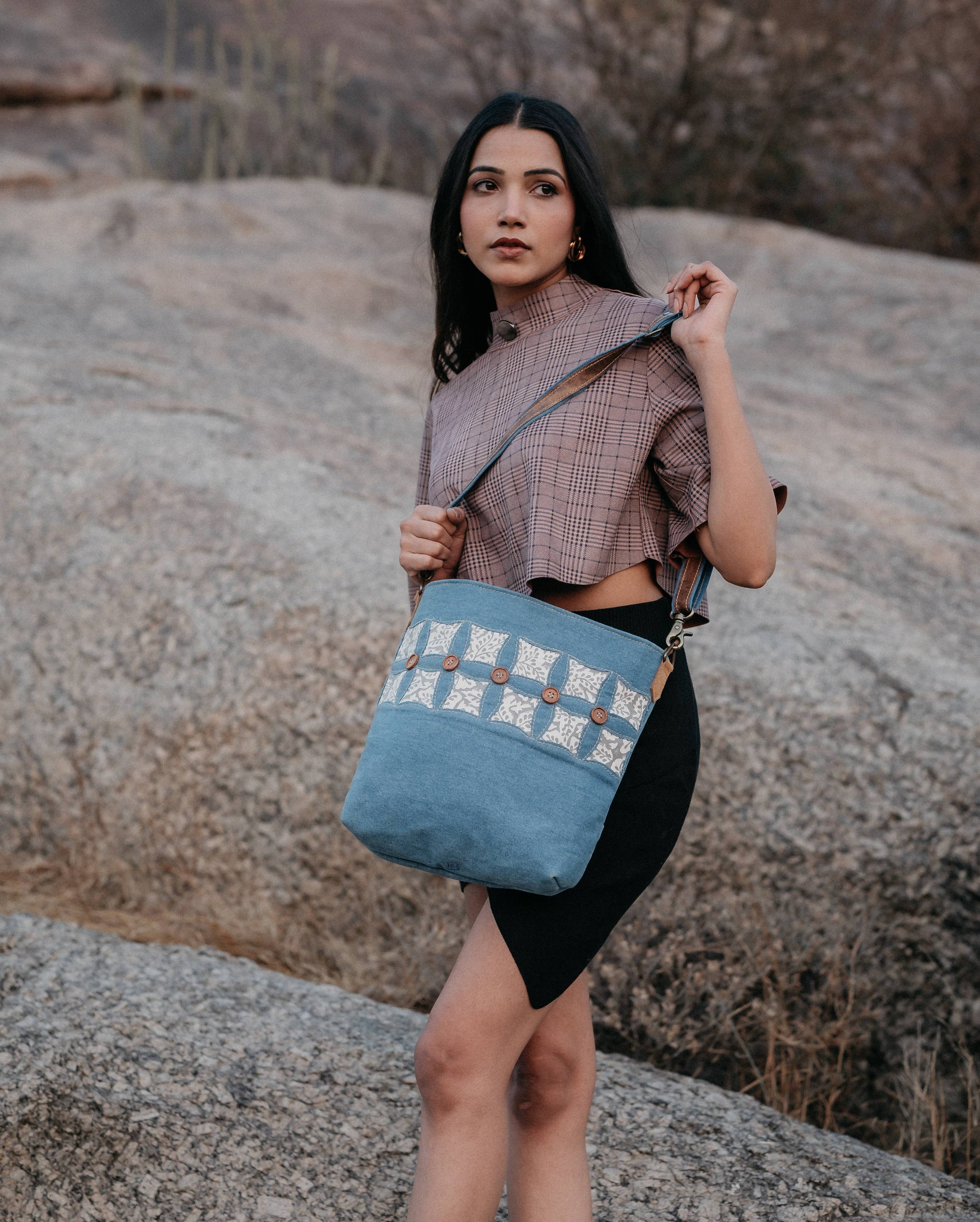 Niro Shoulder Bag made of denim and canvas, featuring an adjustable strap and spacious interior, perfect for various occasions.