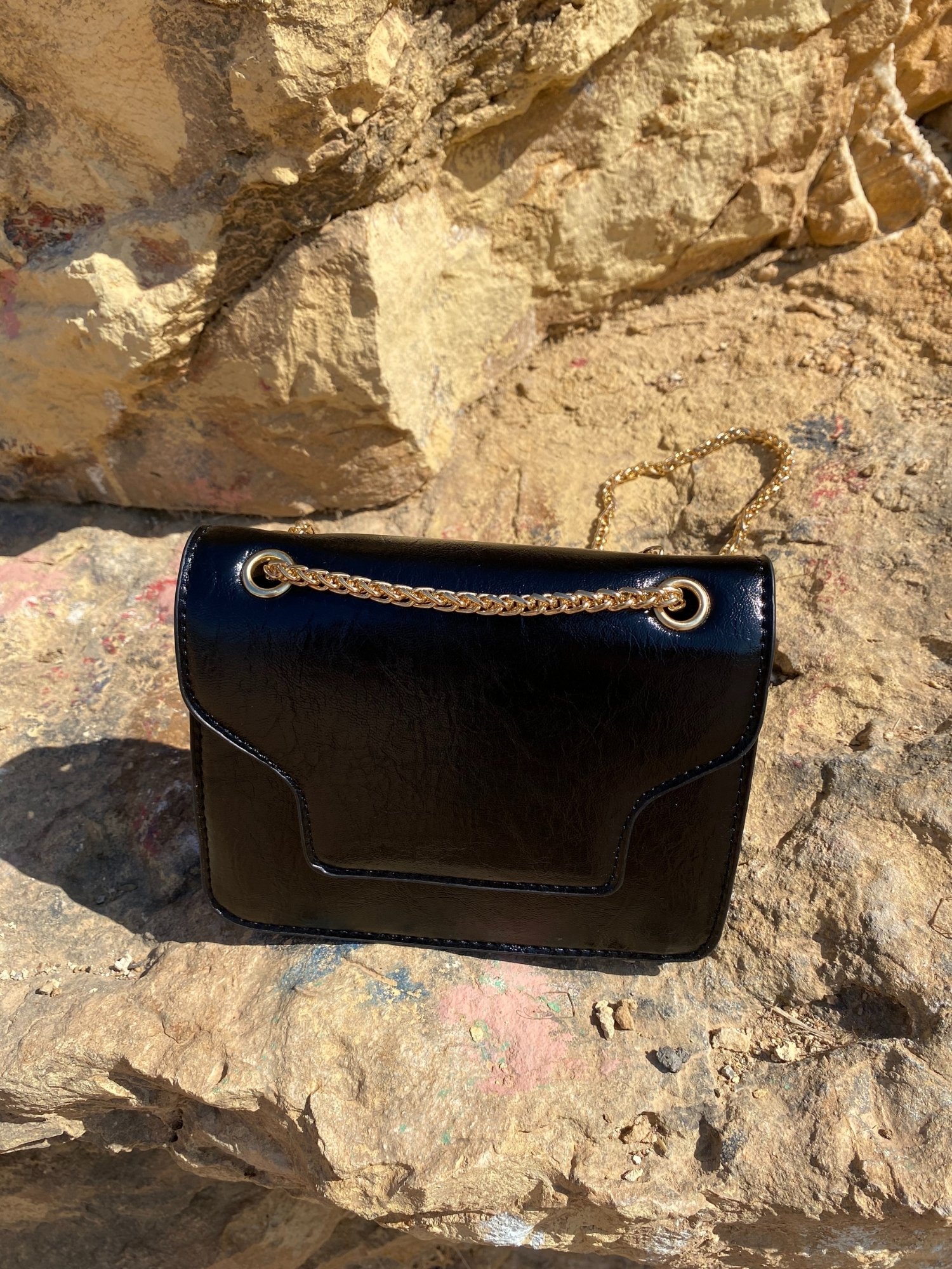 A stylish black Shoulder Mini Bag made of synthetic leather with a chain-link shoulder strap and magnetic closure.