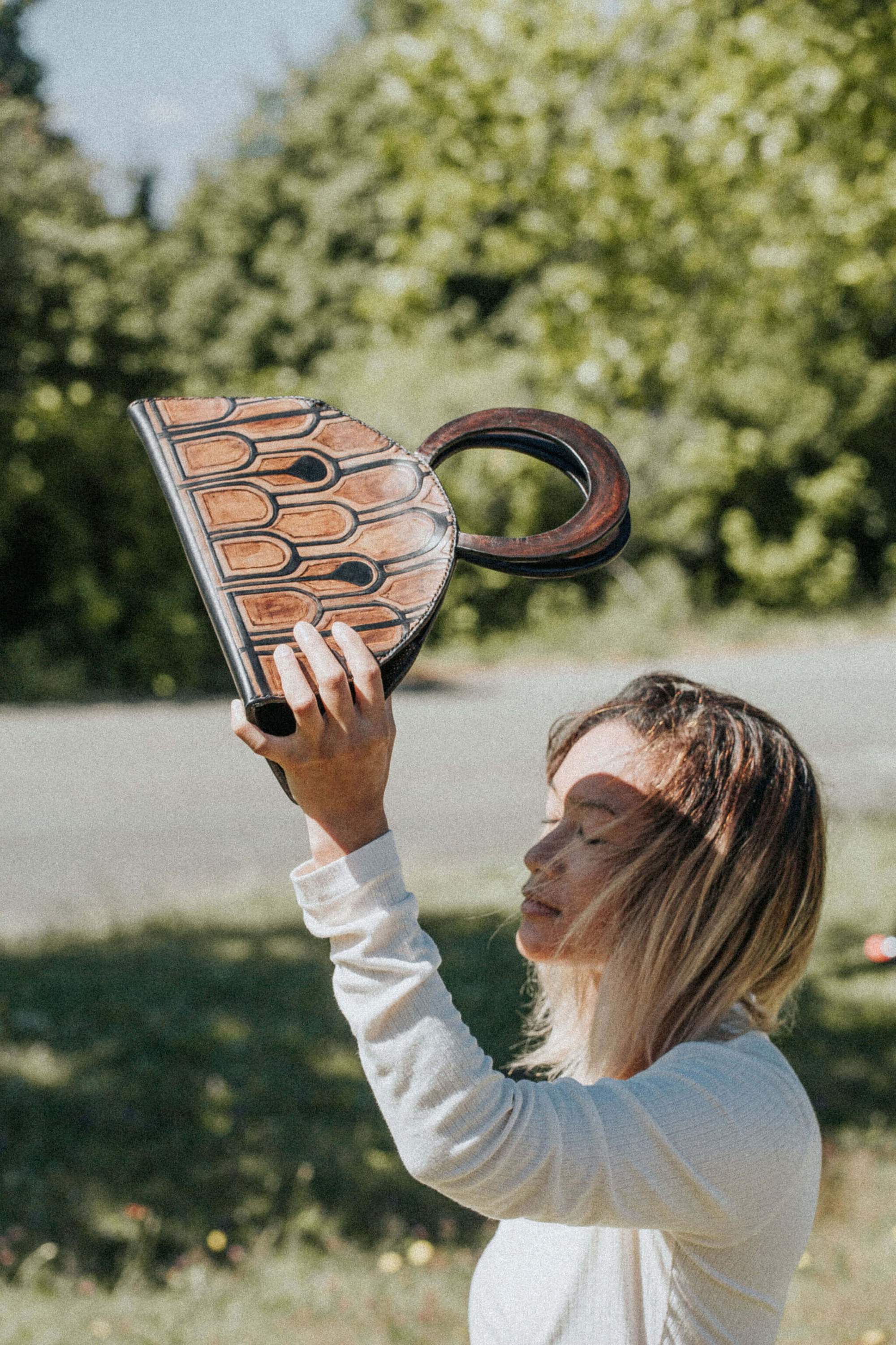 TERRA Tote made of natural vegetable-tanned leather with hand-engraved and painted details, inspired by Italian architecture.