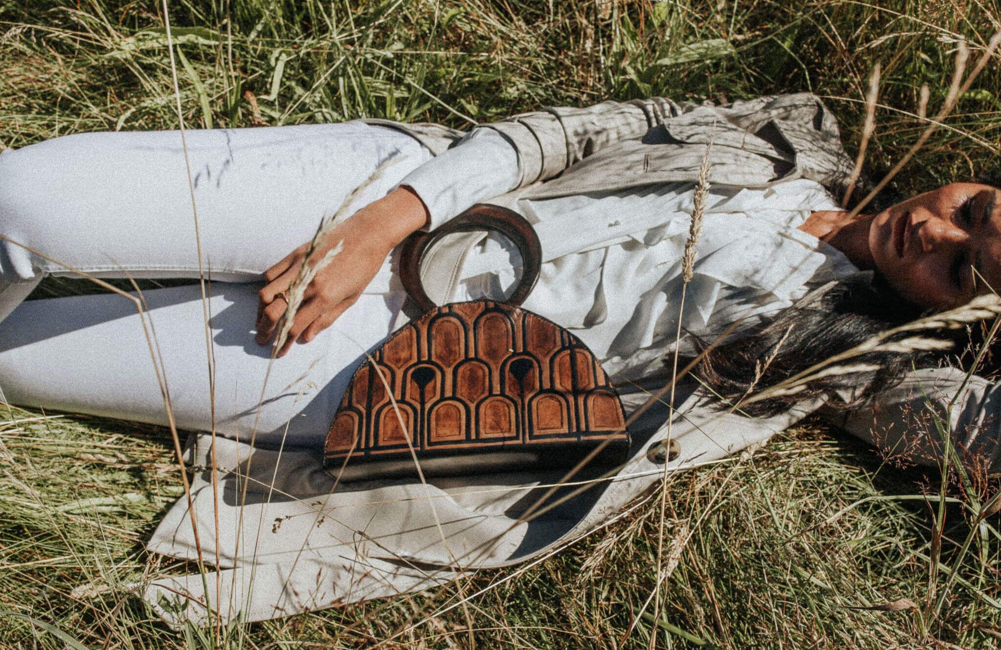 TERRA Tote made of natural vegetable-tanned leather with hand-engraved and painted details, inspired by Italian architecture.