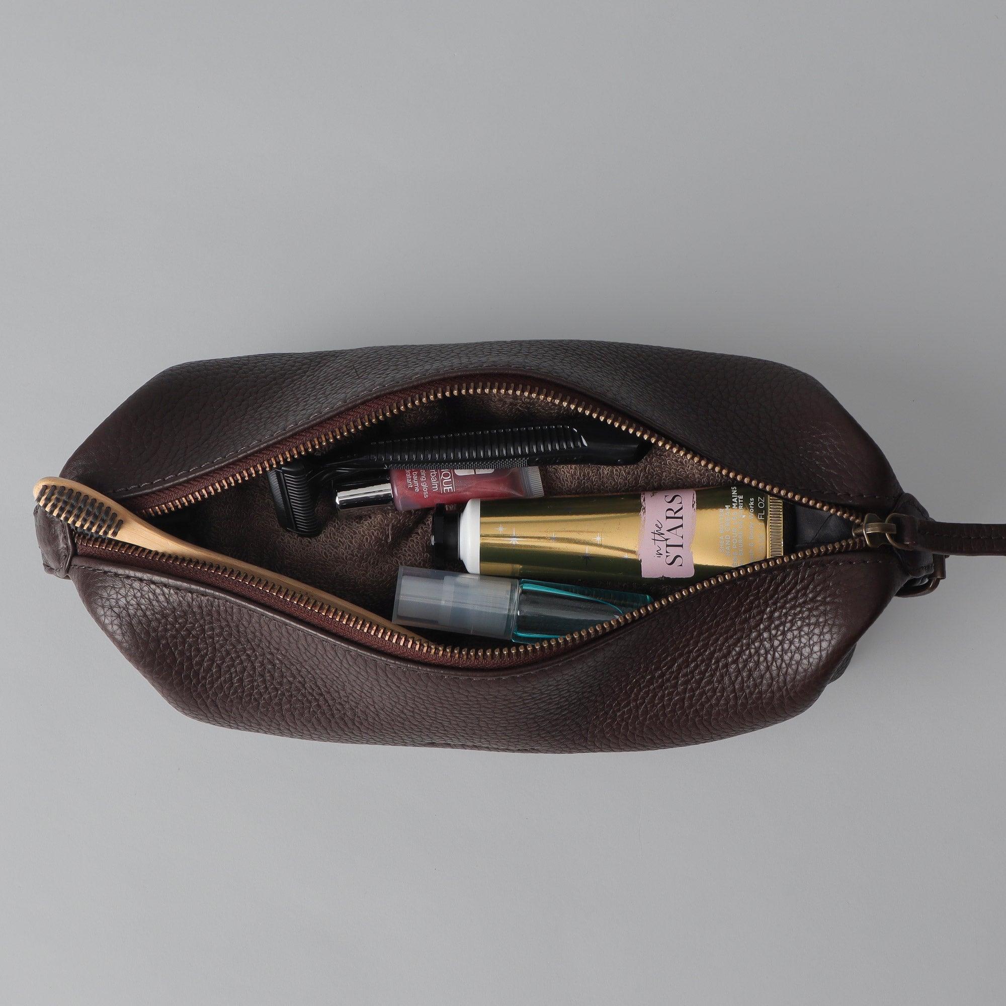 Tokyo Toilet Bag made of premium full grain leather, featuring a spacious interior and zipper pocket, designed for toiletries.