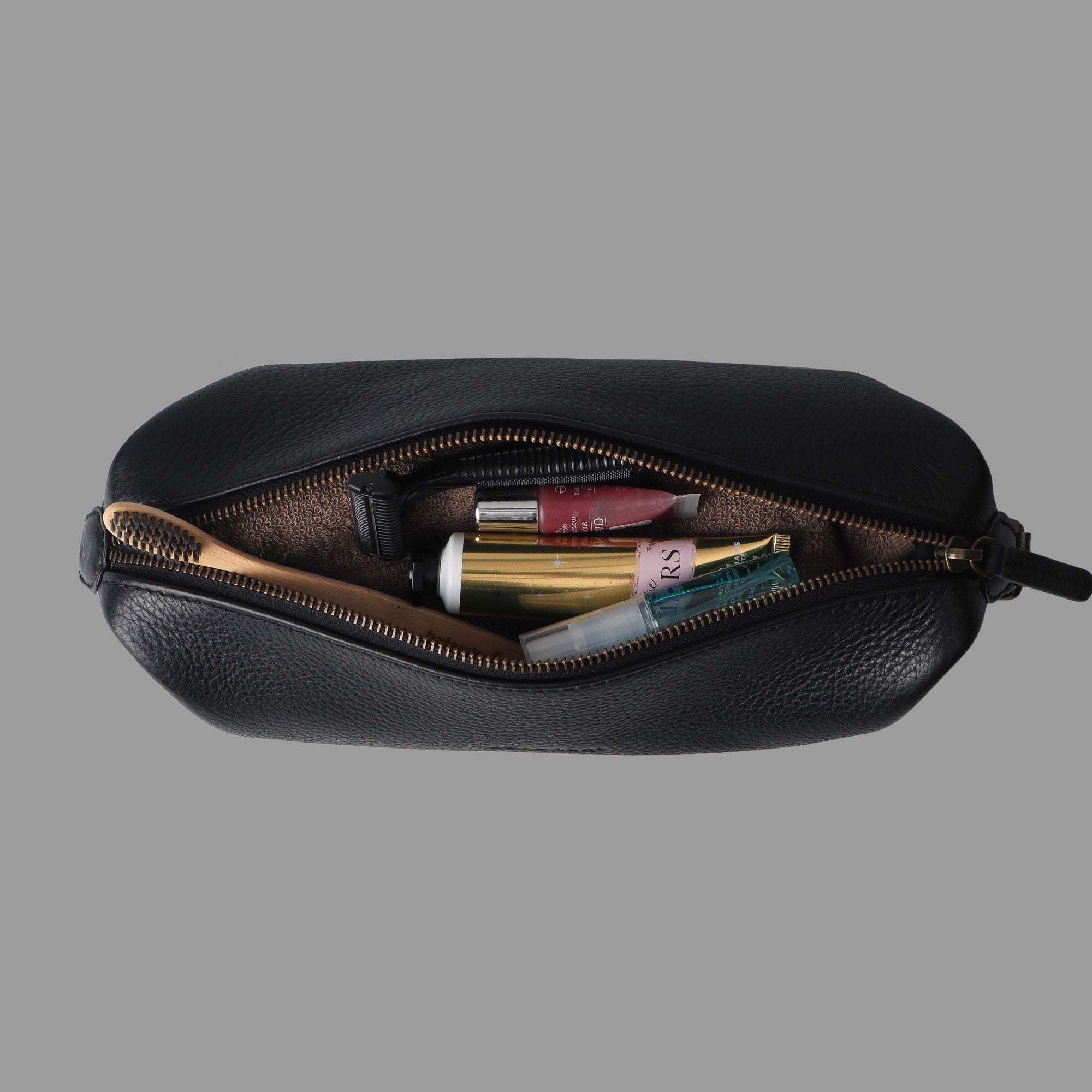 Tokyo Toilet Bag made from premium full grain leather, featuring a spacious interior and zipper pocket, designed for toiletries.