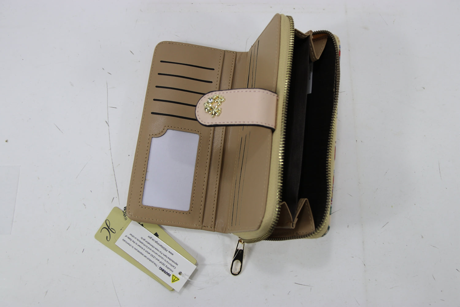 Wallet W1449 in sleek design, showcasing multiple card slots and cash compartment.