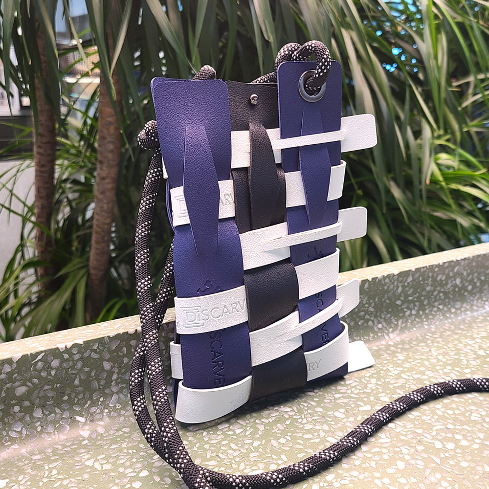 Weaveasy Mobile Bag Plus with customizable color straps and Discovery pouch, showcasing its stylish design and adjustable strap.