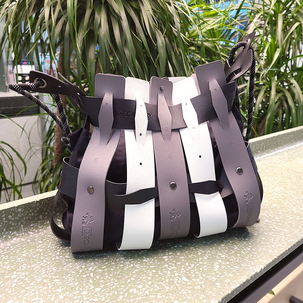 Weaveasy Swing Max Bag with colorful straps and adjustable design, featuring a DiSCARVERY pouch bag.