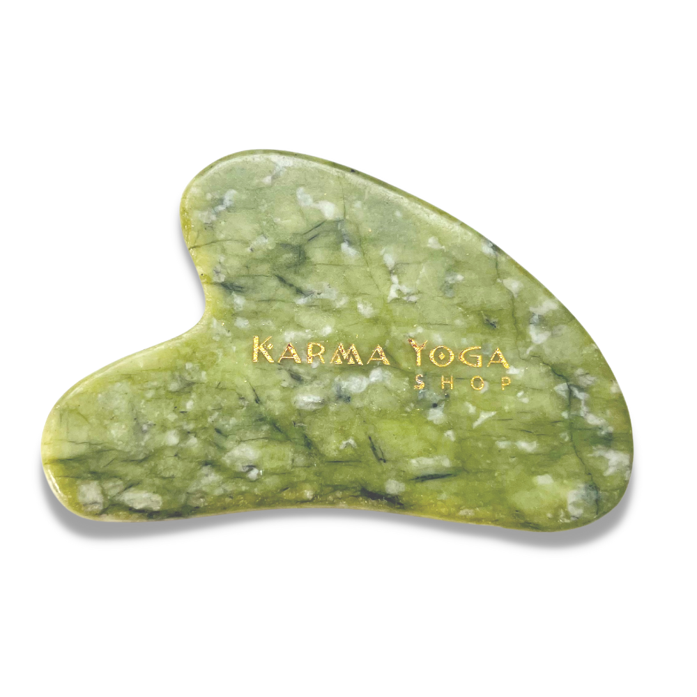 Pierre Gua Sha en nouveau jade, taillée et polie à la main, avec une forme ergonomique pour un massage facial efficace.