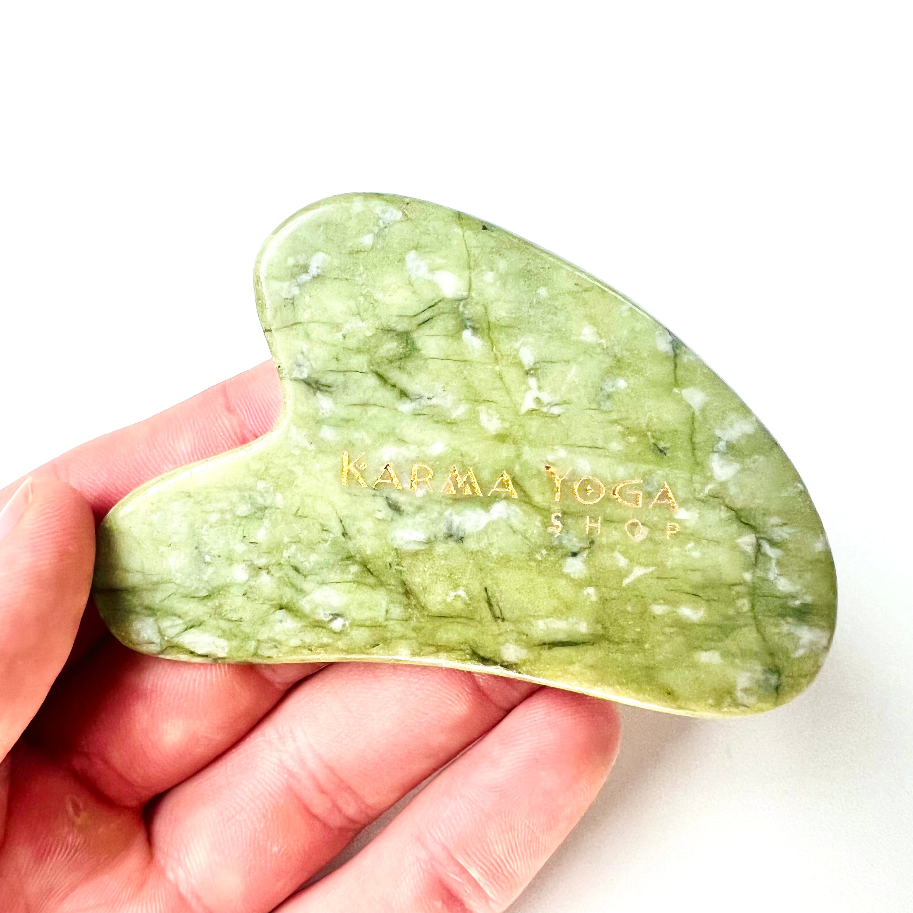 Pierre Gua Sha en nouveau jade, taillée et polie à la main, avec une forme ergonomique pour un massage facial efficace.