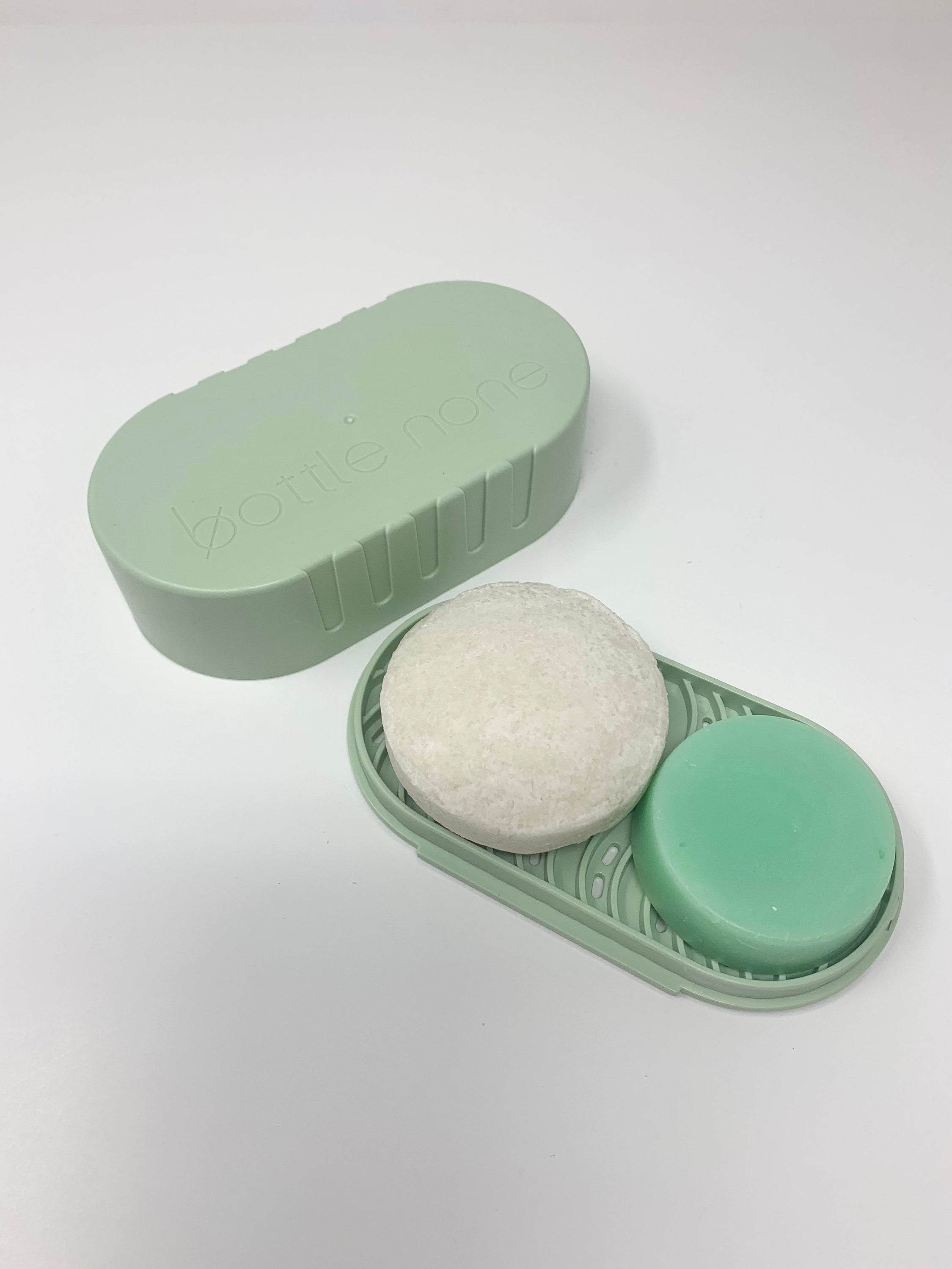 BEACH VIBES-Coco Cabana travel set featuring shampoo and conditioner bars with a coconut lime scent, packaged in an eco-friendly travel case.