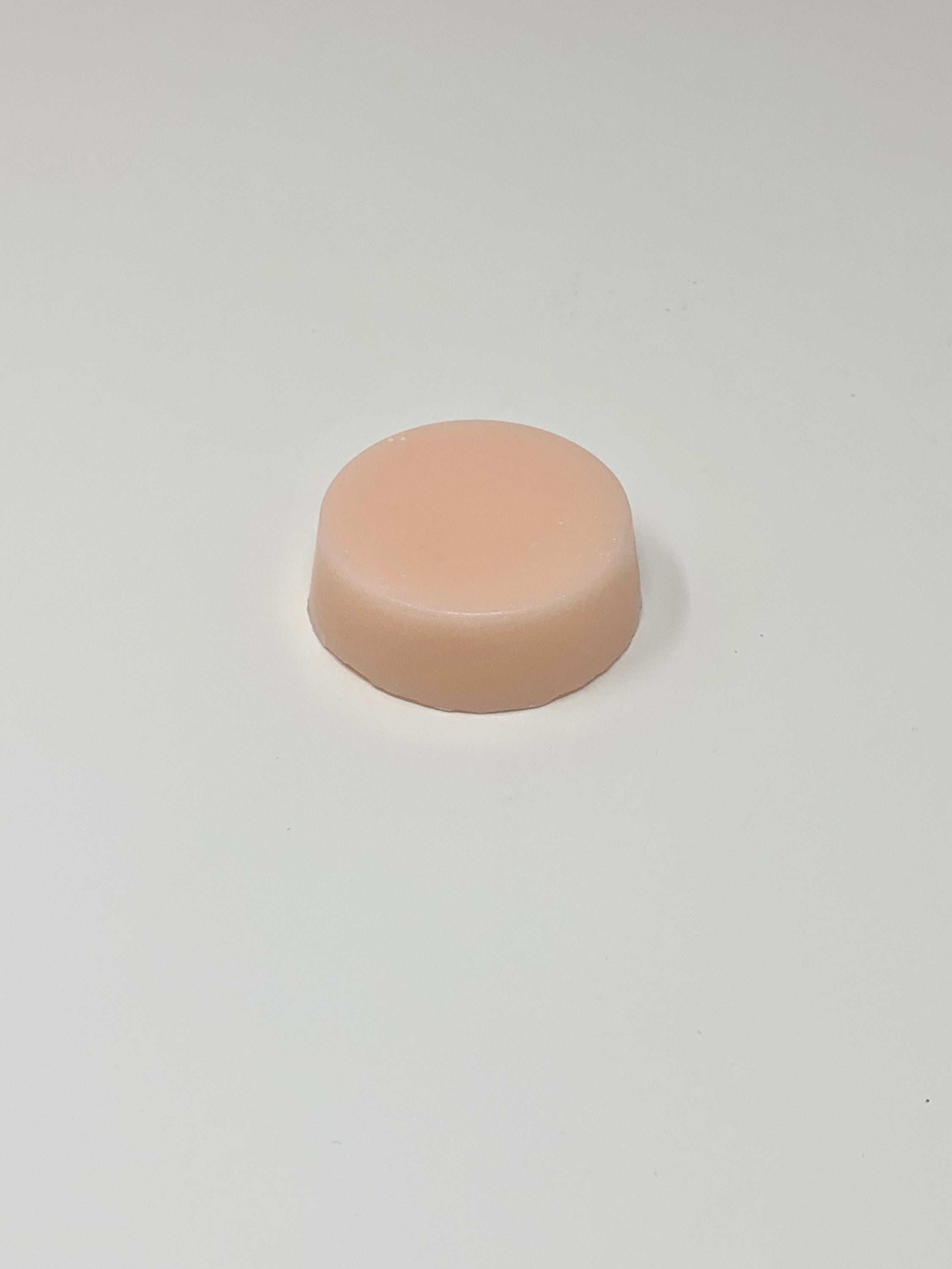 BEACH VIBES-Island Sunrise conditioner bar with tropical pineapple-mocktail scent, suitable for all hair types, displayed on a natural background.