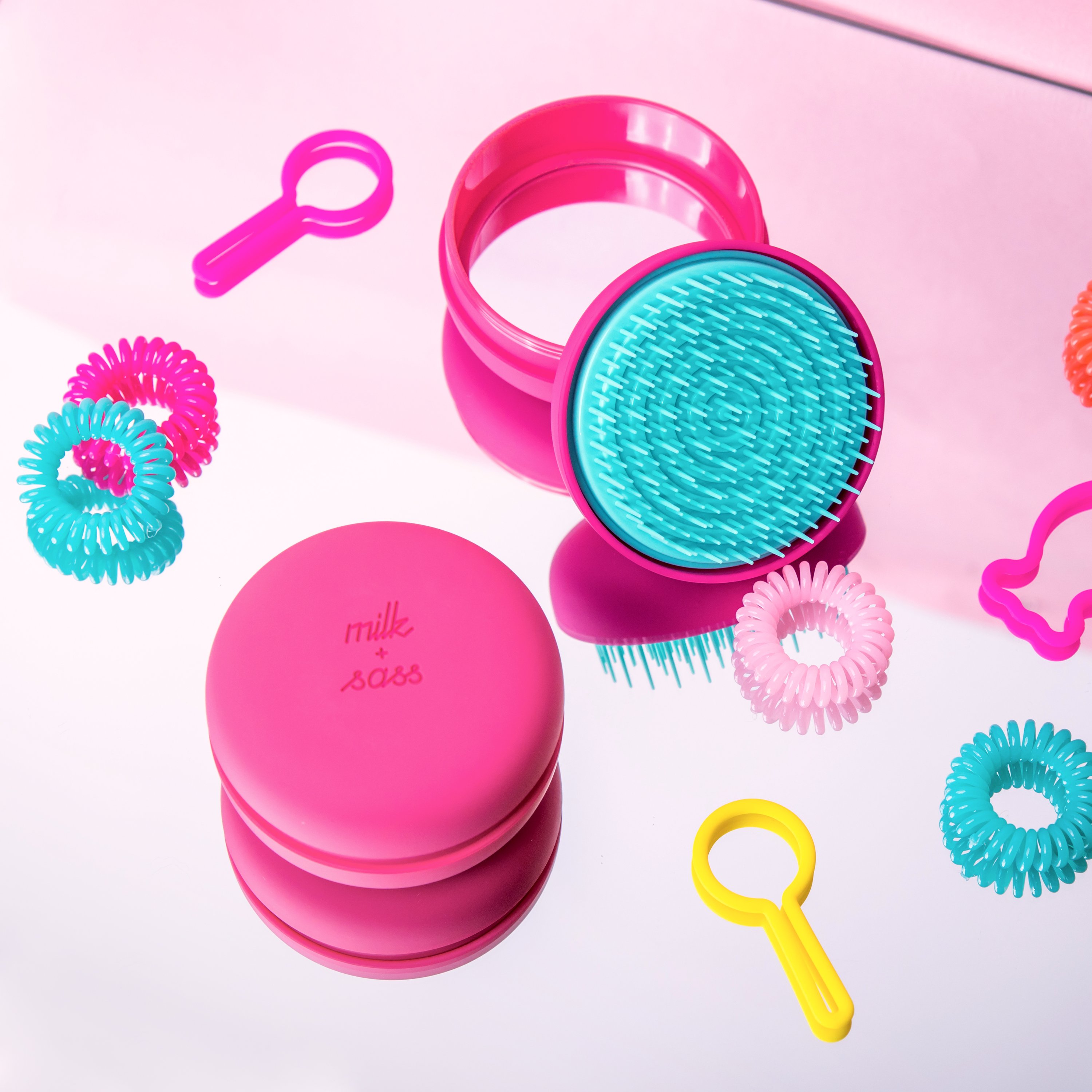 A stylish macaron for hair® travel hairbrush with a pop-off cover and integrated mirror, designed for easy detangling and portability.