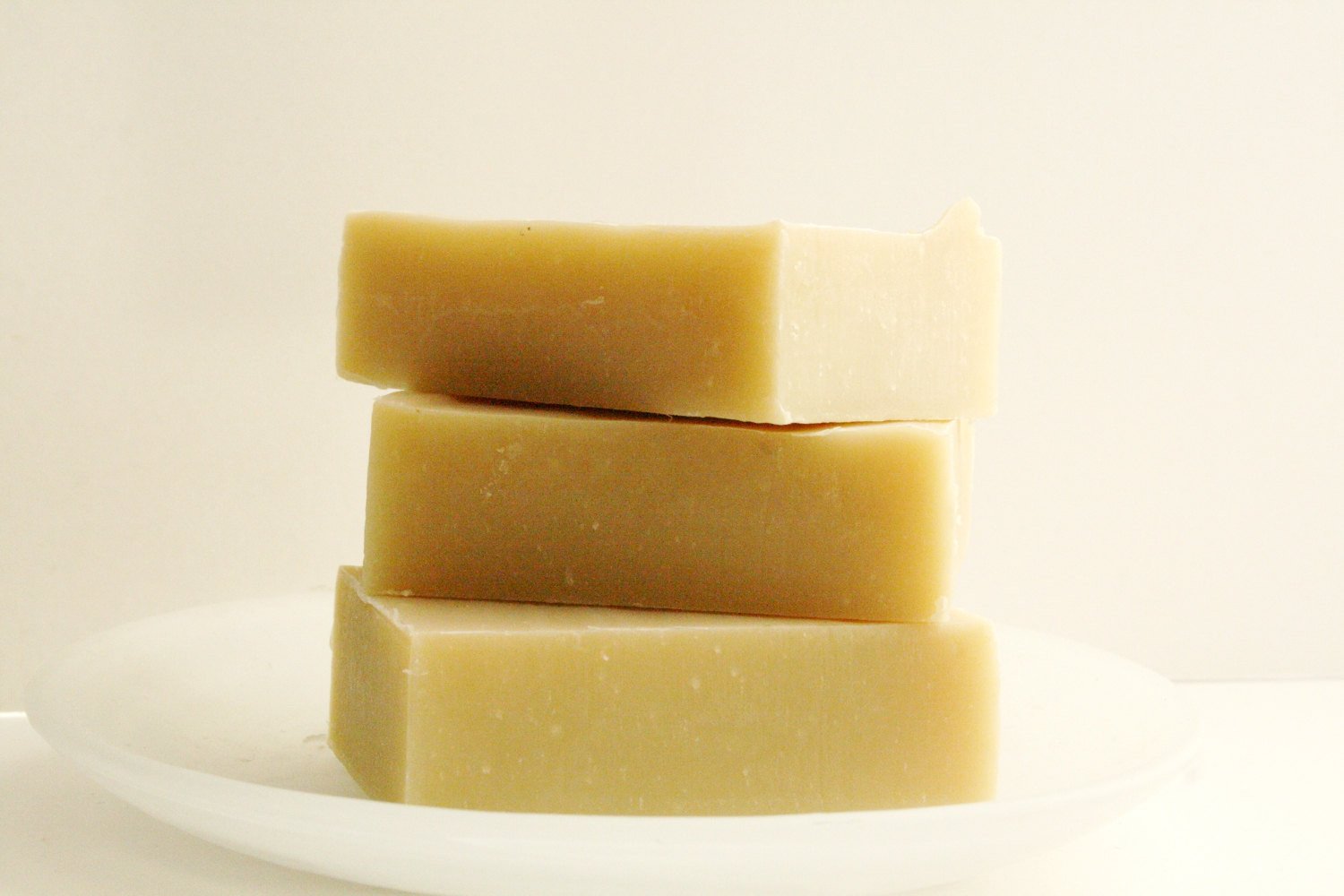 Spiced Woods Shampoo bar with essential oils, featuring a rustic design and earthy colors, ideal for natural hair care.