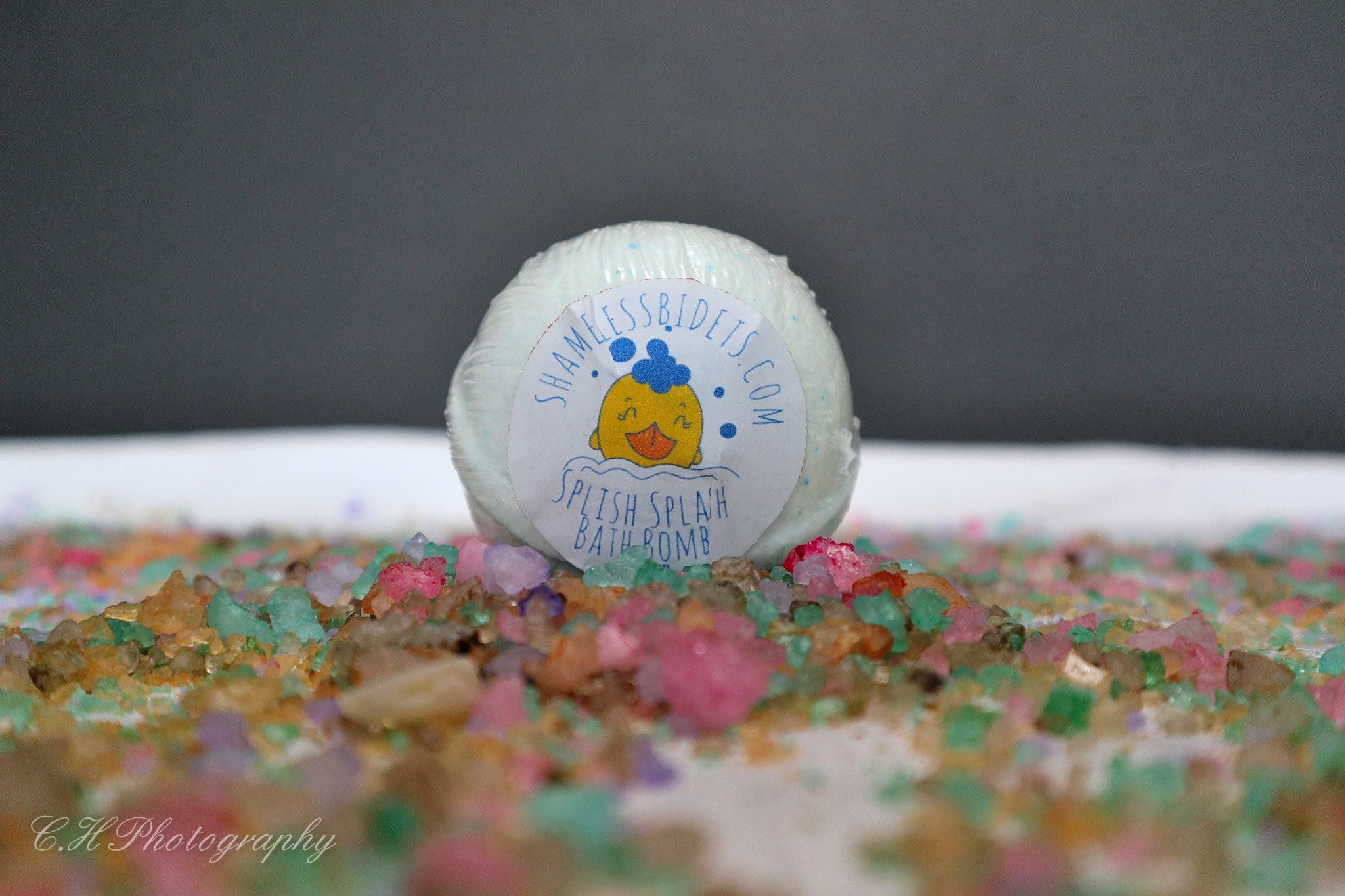 Bath bomb with colorful crystals