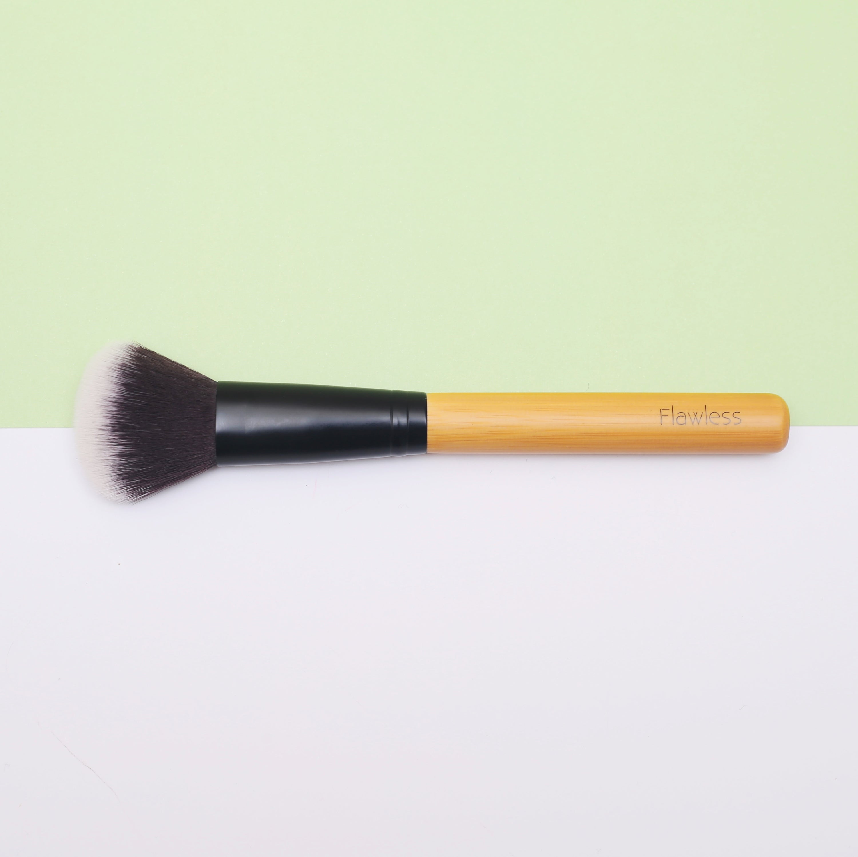 Flawless Contouring Brush with densely packed synthetic fibres, designed for seamless blending and contouring.