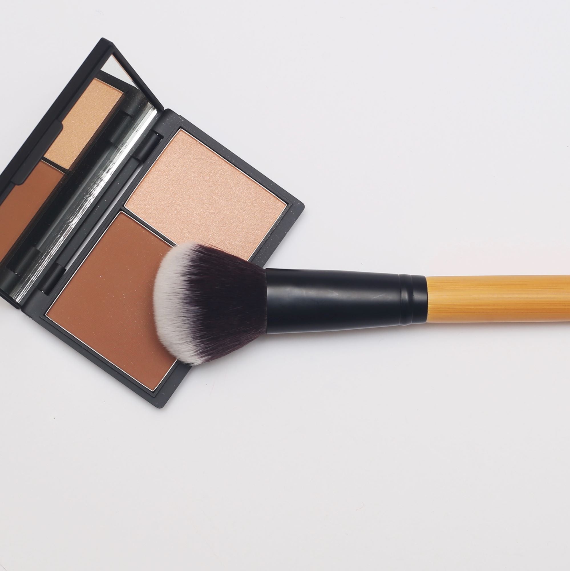 Flawless Contouring Brush with densely packed synthetic fibres, designed for seamless blending and contouring.