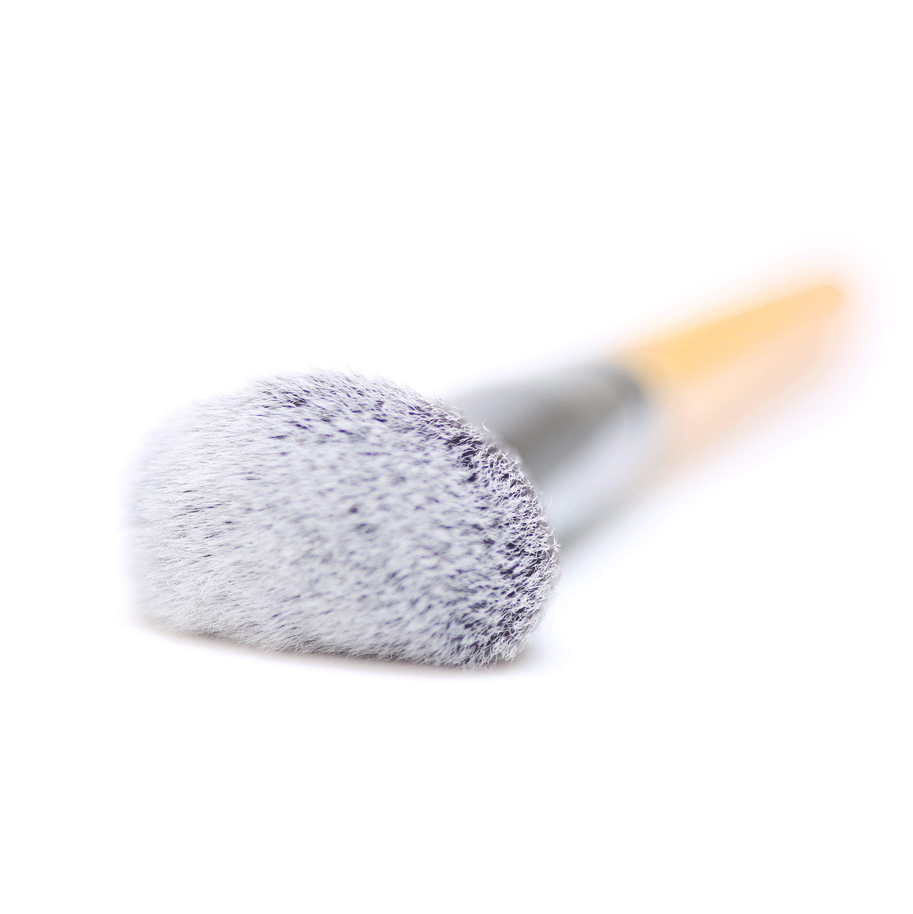 Flawless Contouring Brush with densely packed synthetic fibres, designed for seamless blending and contouring.