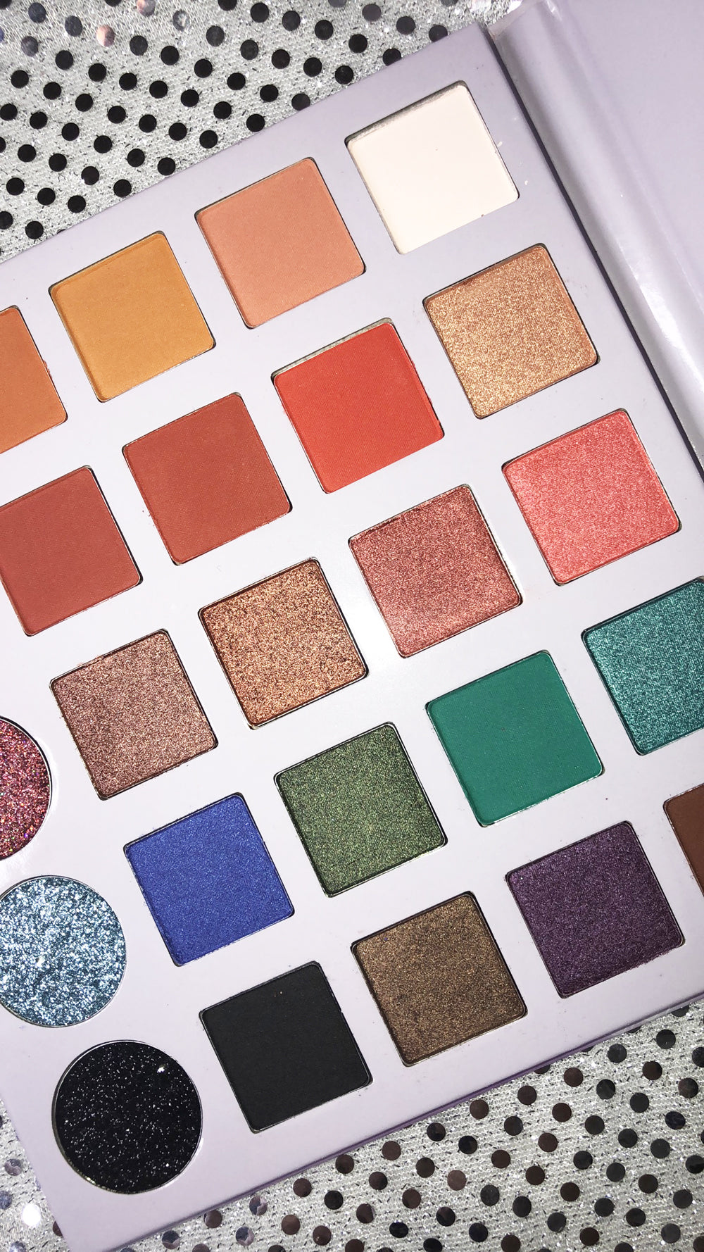 Soo Boujee 25 Color Matte, Shimmer & Cream Glitter Pro Eyeshadow Palette showcasing vibrant colors and textures.