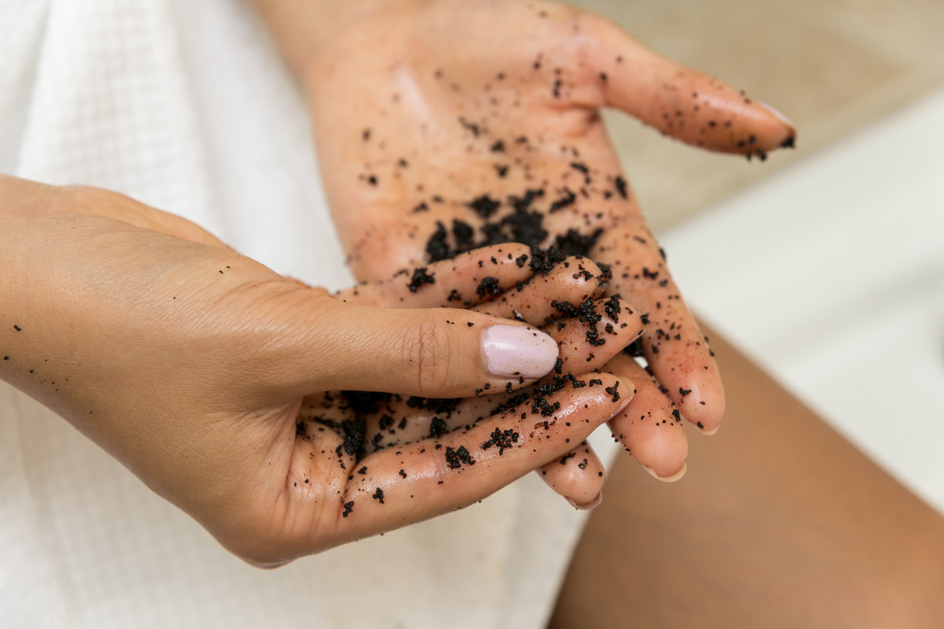 A jar of Fivesso Cinnamon Premium Coffee Scrub showcasing its rich texture and organic ingredients, perfect for exfoliating and nourishing the skin.