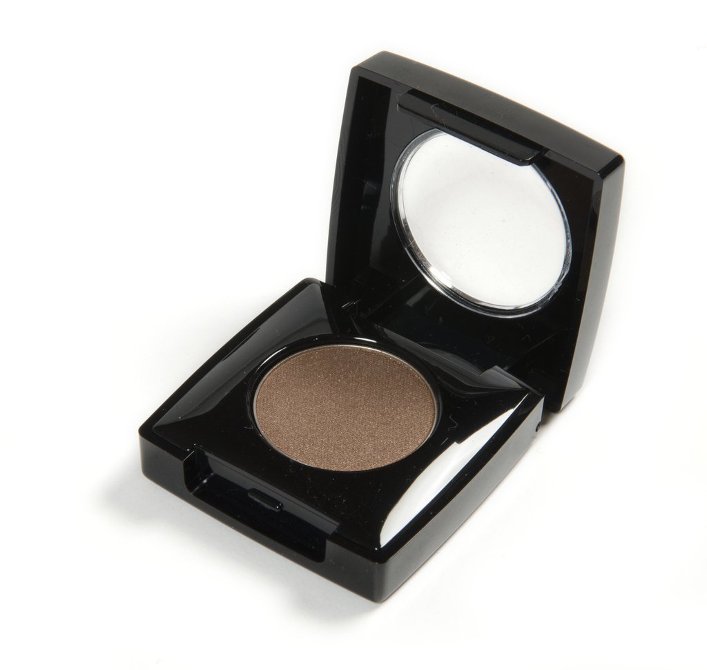 Danyel Eyelight Shadows in Bronze Mist showcasing a rich, warm color perfect for eye makeup.