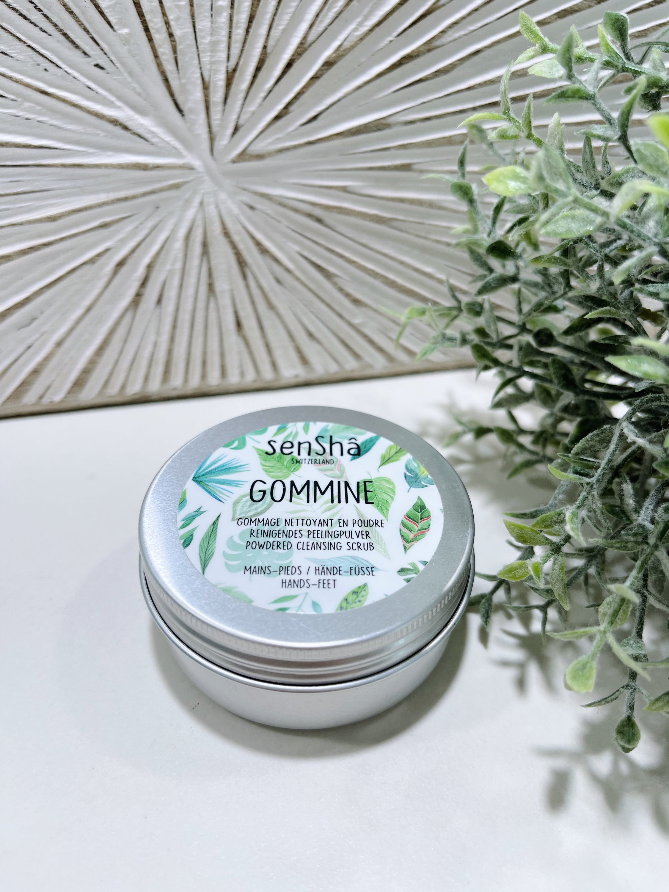 Gommine 30g Gommage Mains et Pieds en poudre, écologique et biodégradable, dans un petit pot, prêt à être utilisé.