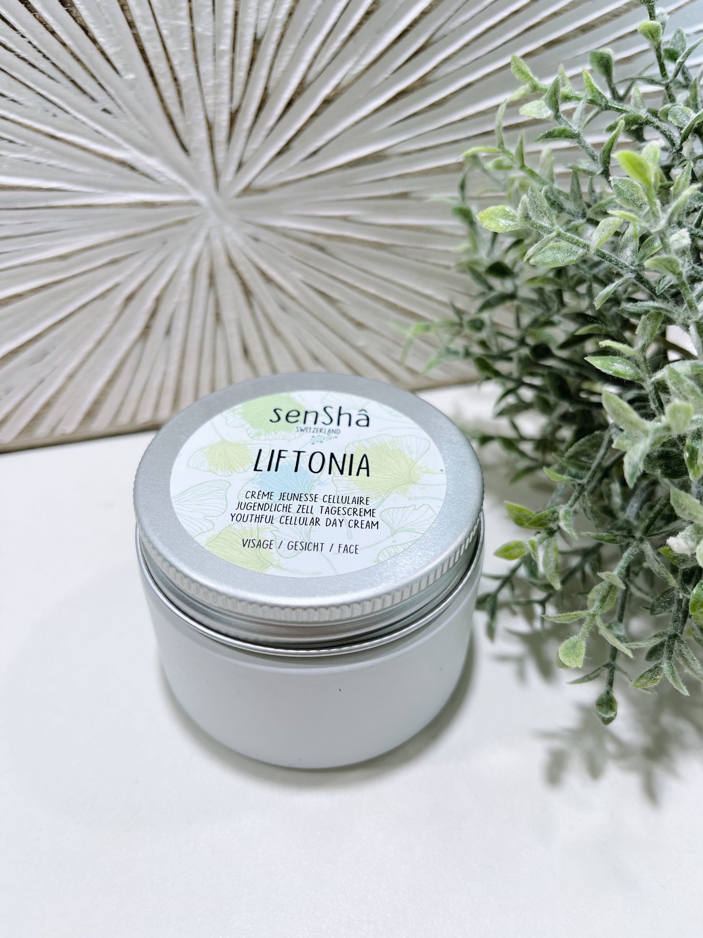 Liftonia 50ml Crème de jour Anti-âge Ultime avec ingrédients biologiques, présentée dans un élégant pot.