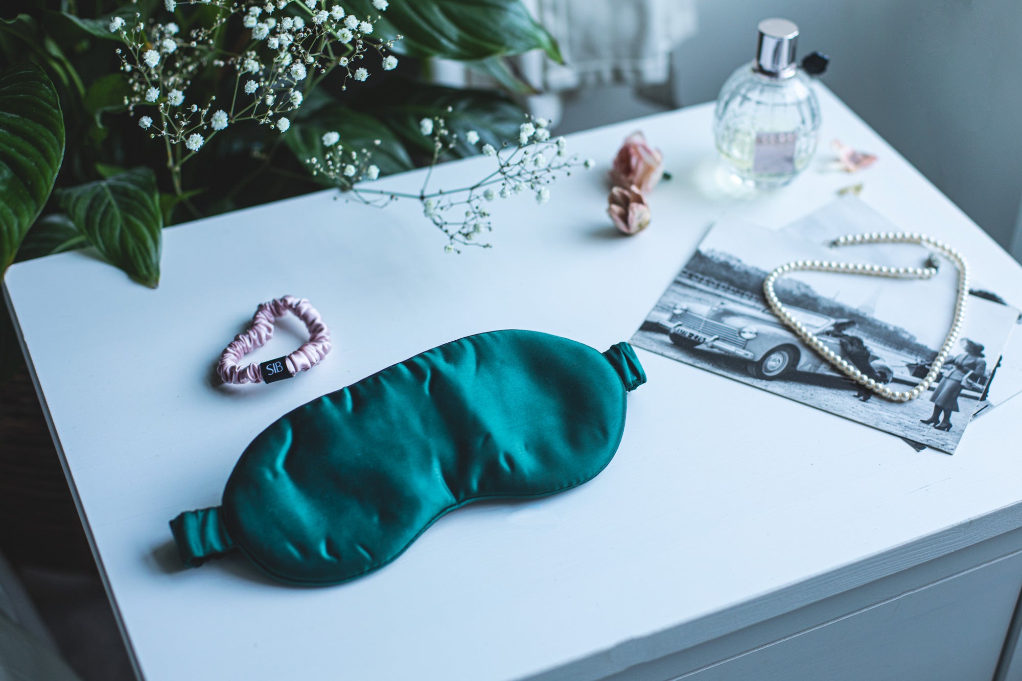 SIB™ mulberry silk eye mask in luxurious silk with matching pouch, designed for comfort and hydration.