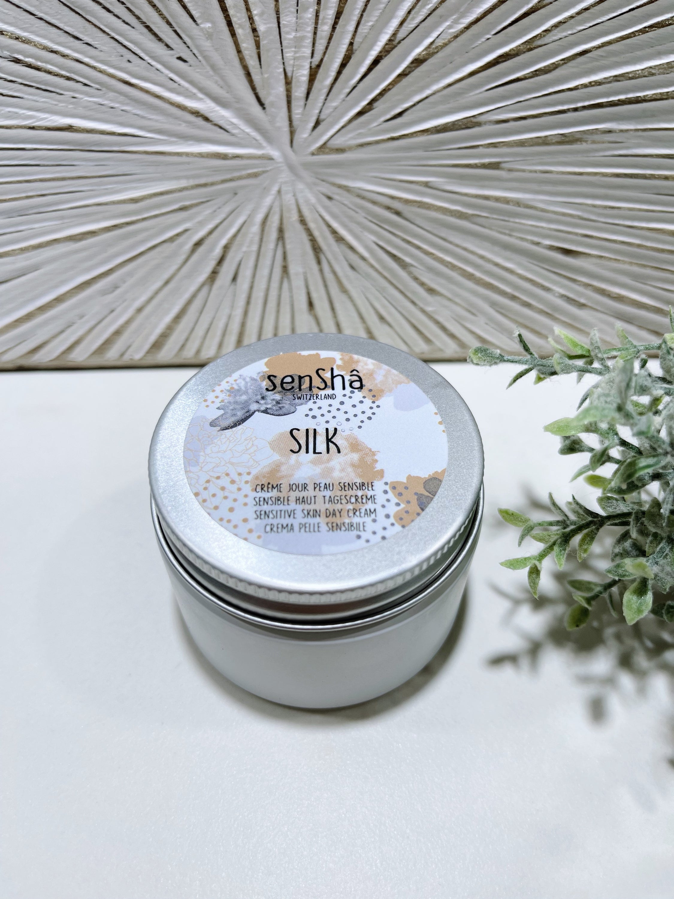 Silk Crème de jour 50ml pour peaux sensibles, pot en verre avec étiquette élégante, contenant des ingrédients naturels apaisants.