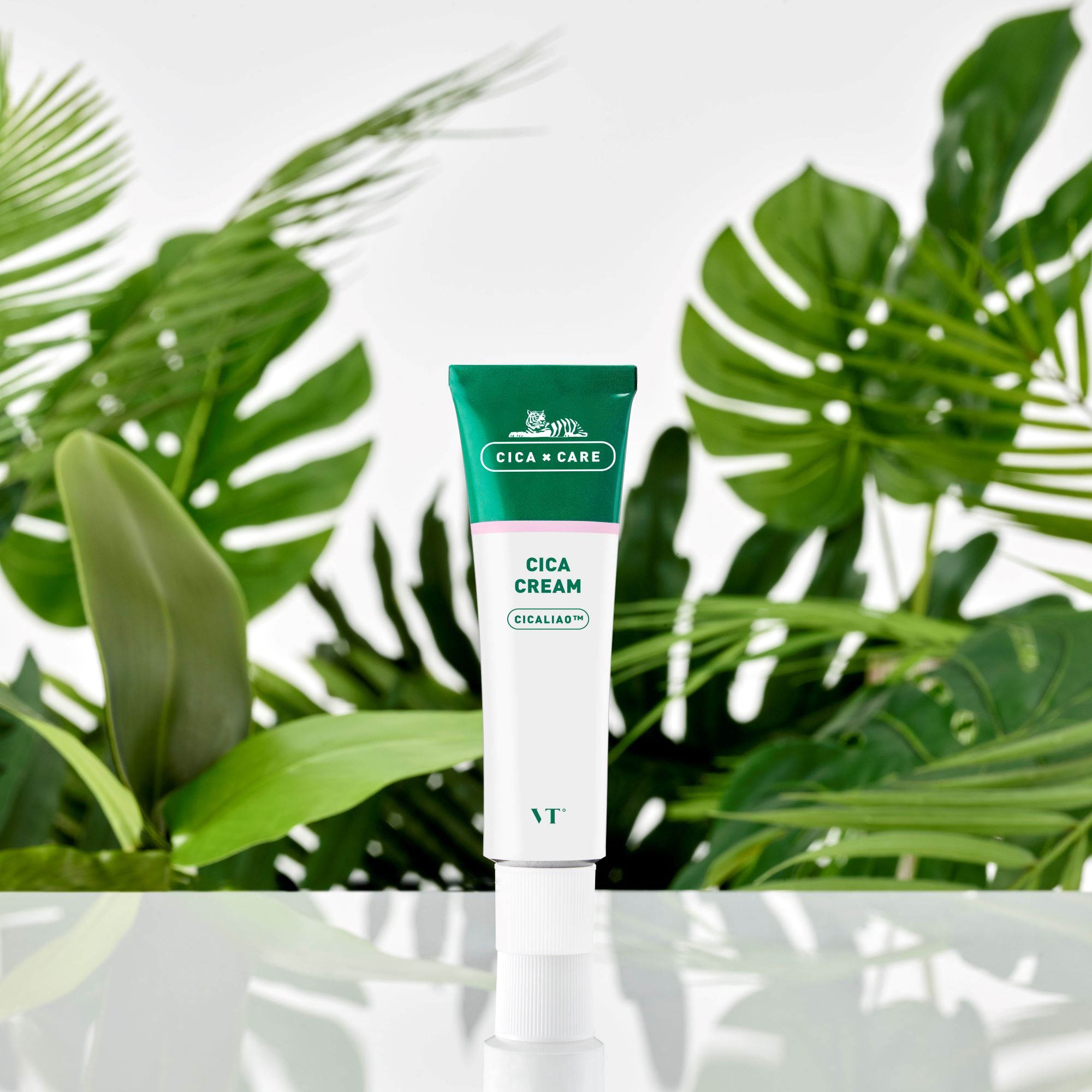 VT CICA Cream in a sleek container, designed for soothing troubled skin with a non-greasy formula.