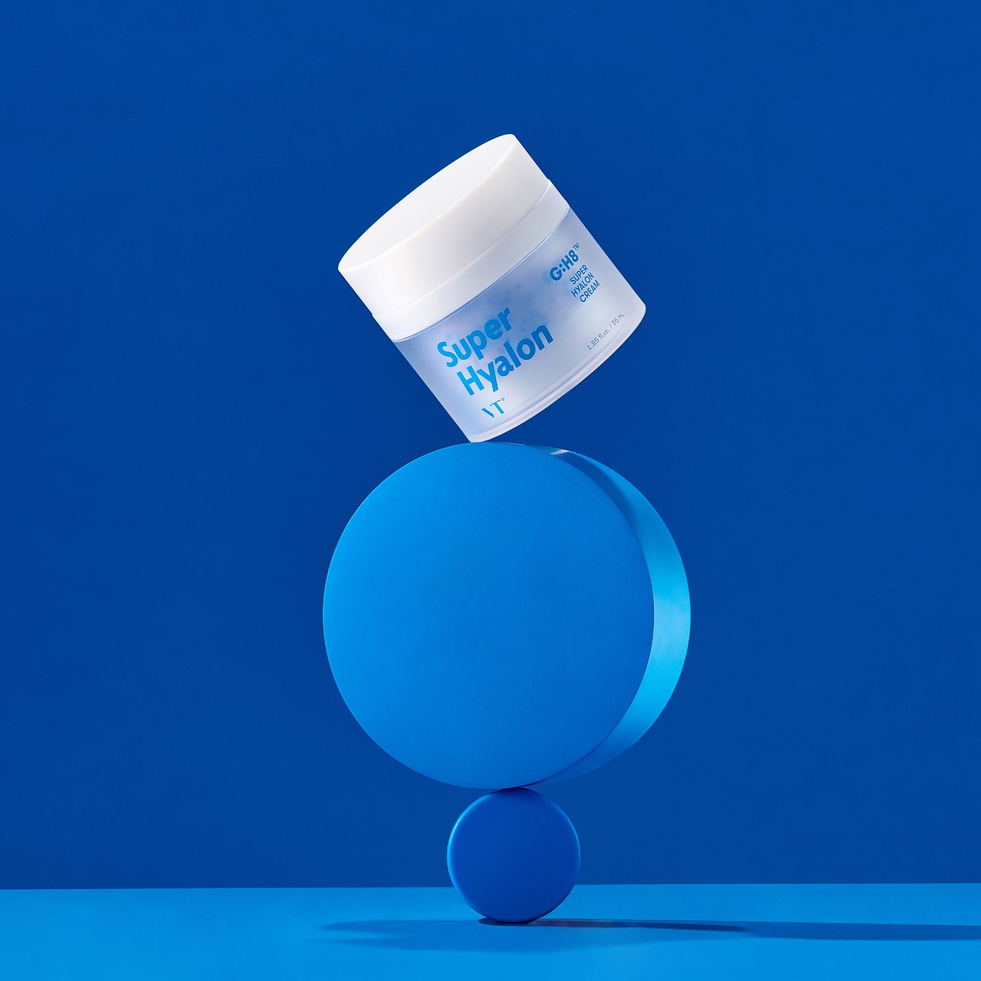 VT SUPER HYALON CREAM in a sleek jar, showcasing its bluish moisturizing capsules for hydration.