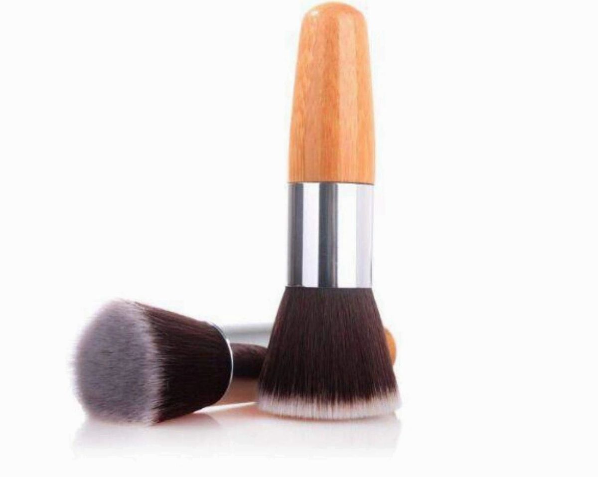 A high-quality blush brush with soft synthetic bristles, designed for flawless makeup application and suitable for sensitive skin.