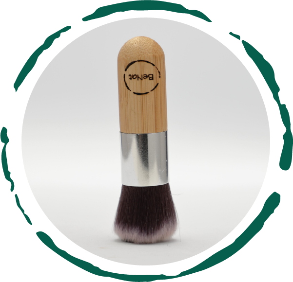 A high-quality blush brush with soft synthetic bristles, designed for flawless makeup application and suitable for sensitive skin.