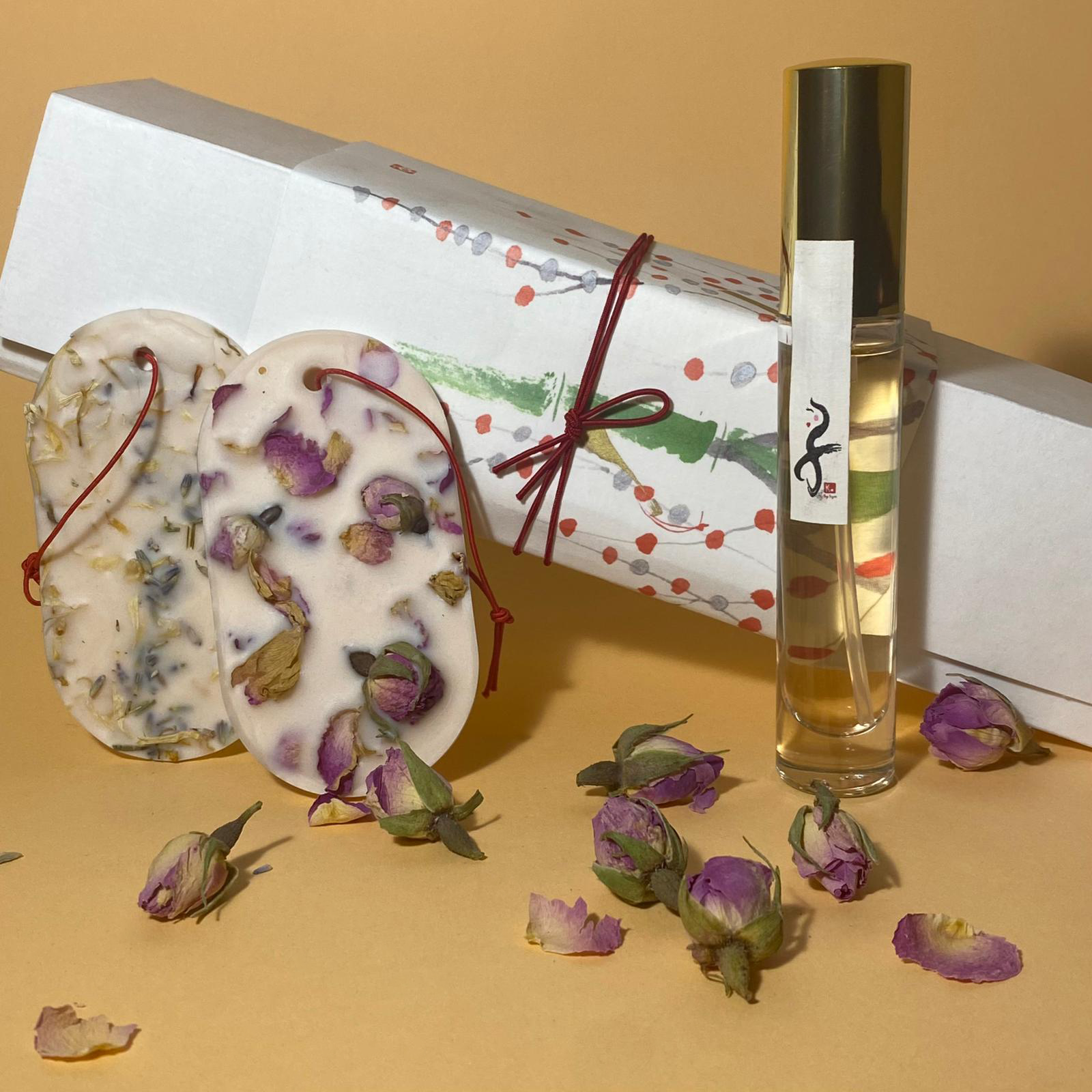 Coffret parfumé pour la maison 'Ko' avec élégante présentation, contenant des notes d'ambre et boisées.